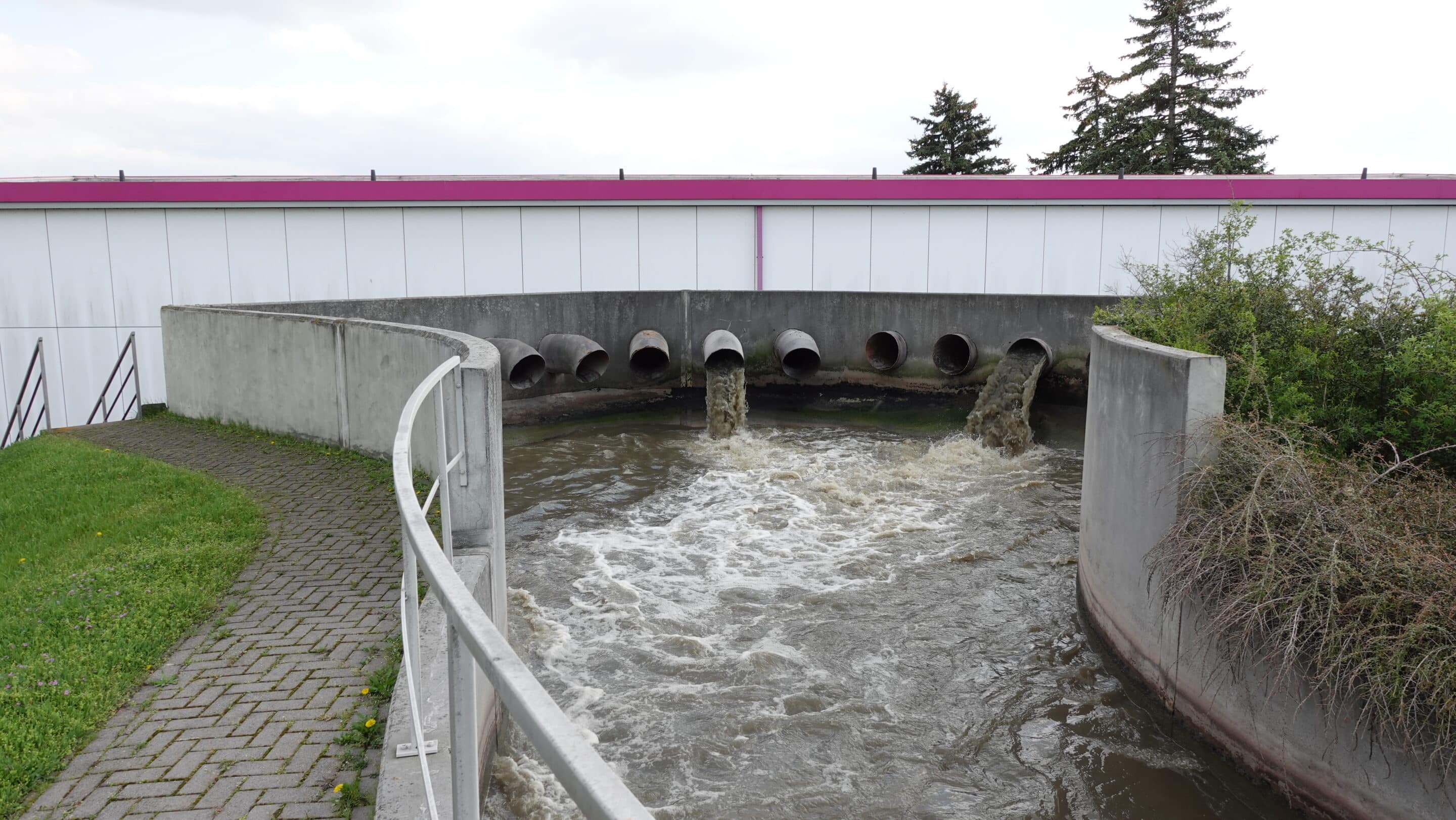 Klaerwerk Erfurt.Abwasser wird in einen Kanal gepumpt. scaled_erfurt