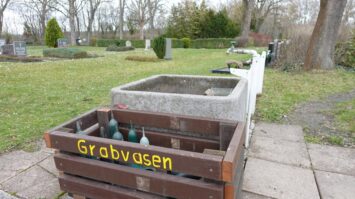 Moebisburg Erfurt Friedhof Vasen scaled_erfurt