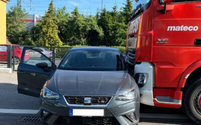 Lkw schiebt Auto 200m über Weimarsche Straße