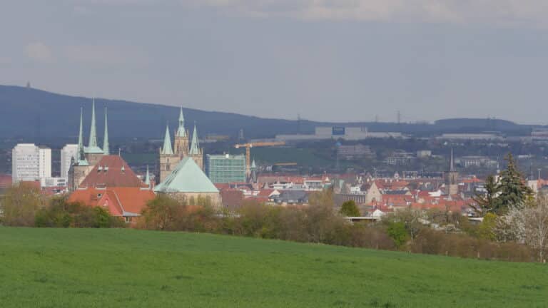 Das Erfurt-Magazin 13 Das Erfurt-Magazin Zeugen nach Sachbeschädigungen an mehreren Autos gesucht