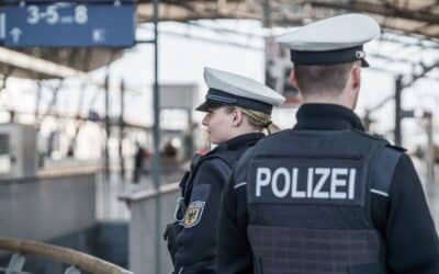 Ticketloser Fahrgast mit Einhandmesser