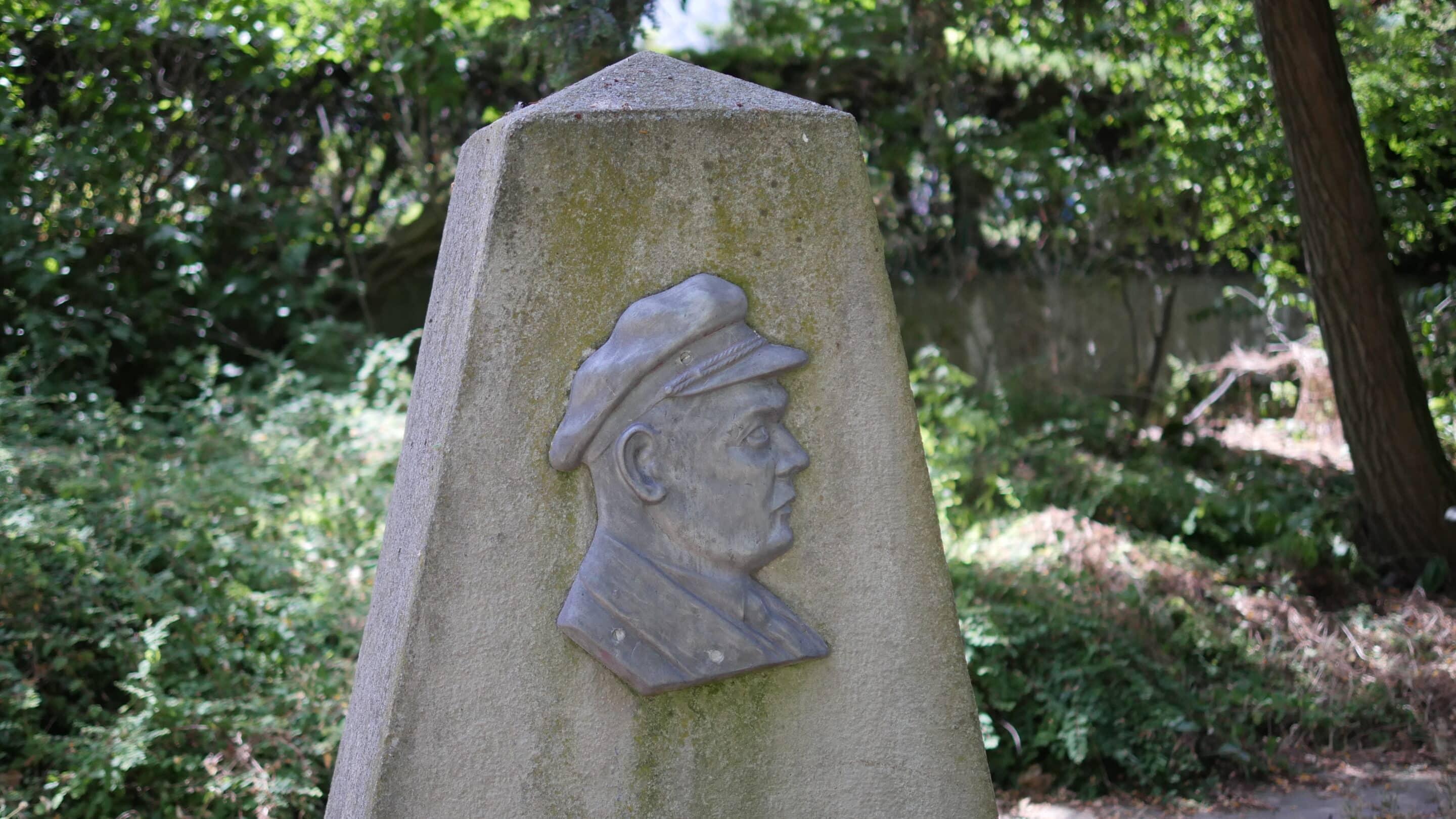 Gedenkstein mit Bildnis des Ernst Thälmann im Kilianipark Gispersleben.