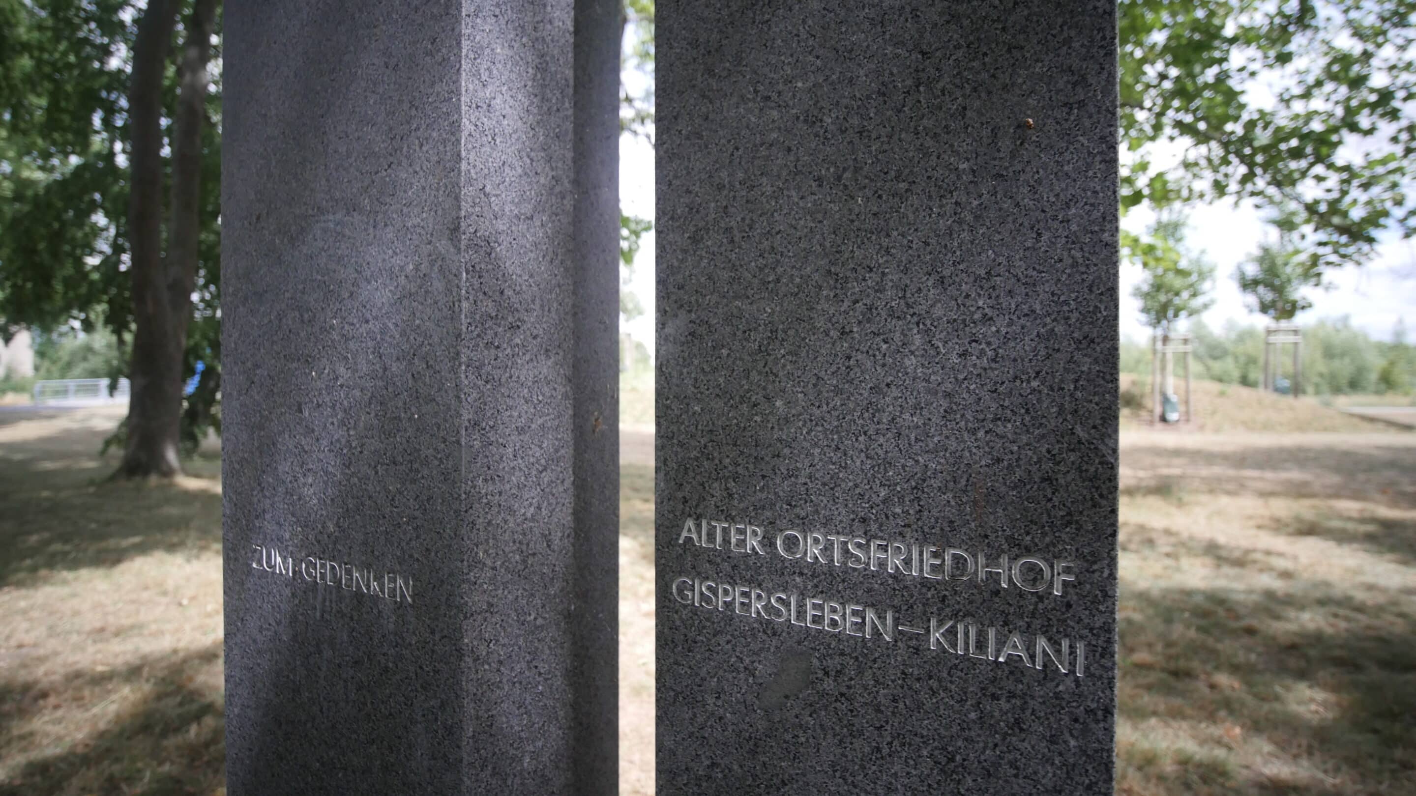 Diese Gedenkstelen erinnern an den alten Friedhof der Gemeinde Kiliani in Erfurt Gispersleben.