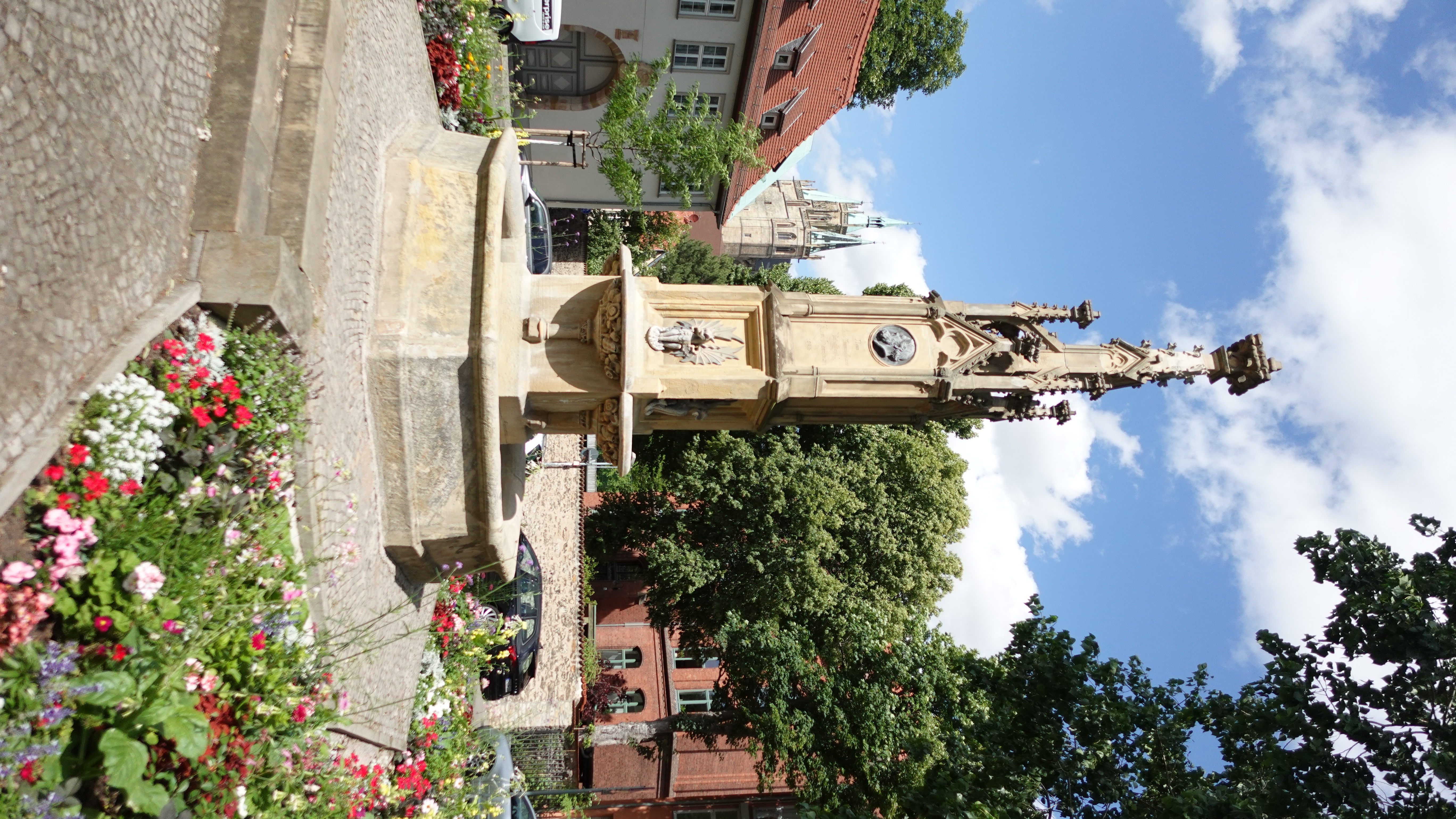Hermannplatz Erfurt mit dem Karl Herrmannbrunnen und Dom im Hintergrund_erfurt