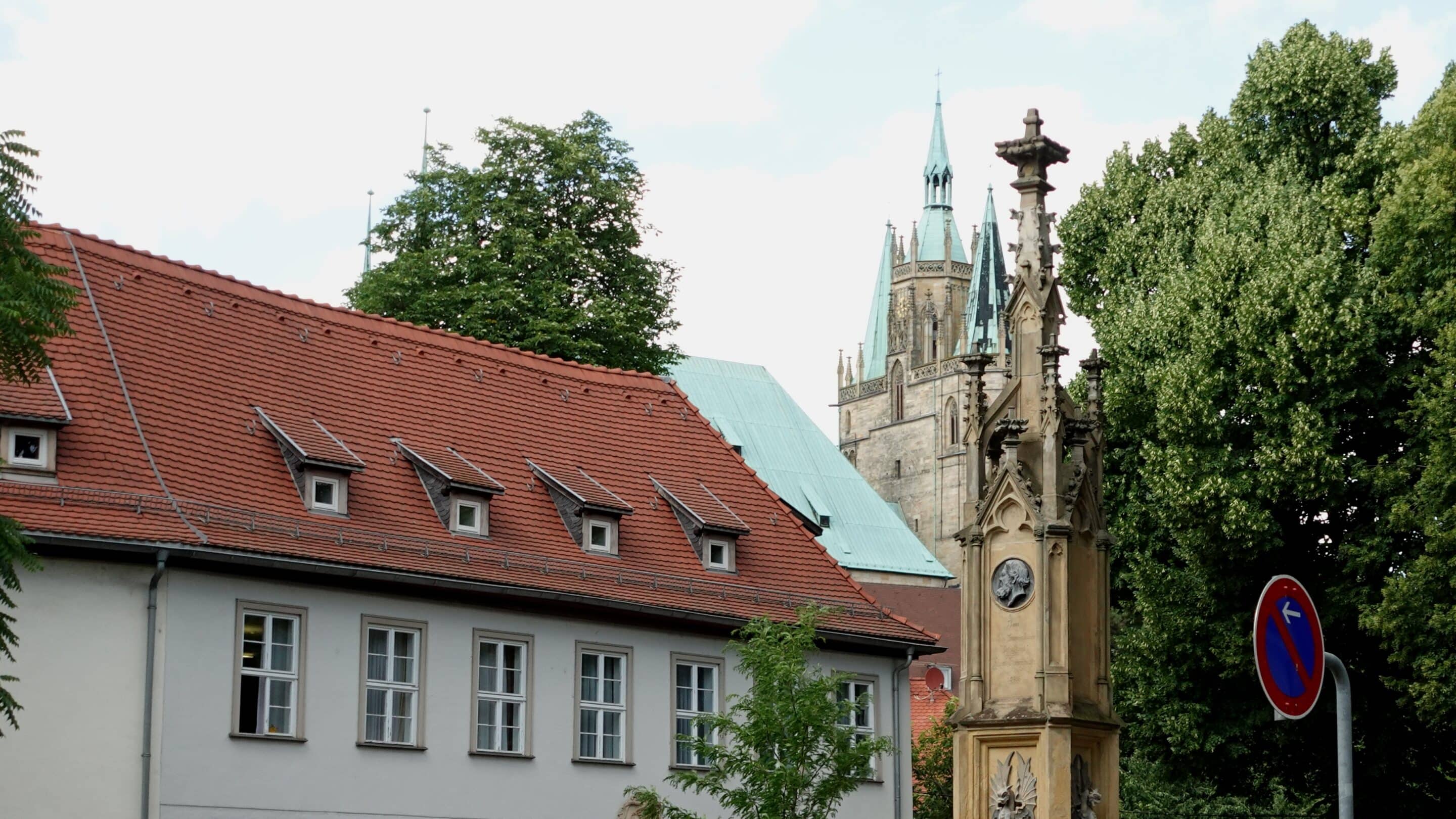 Der Herrmannsbrunnen in Erfurt mit dem Dom im Hintergrund.