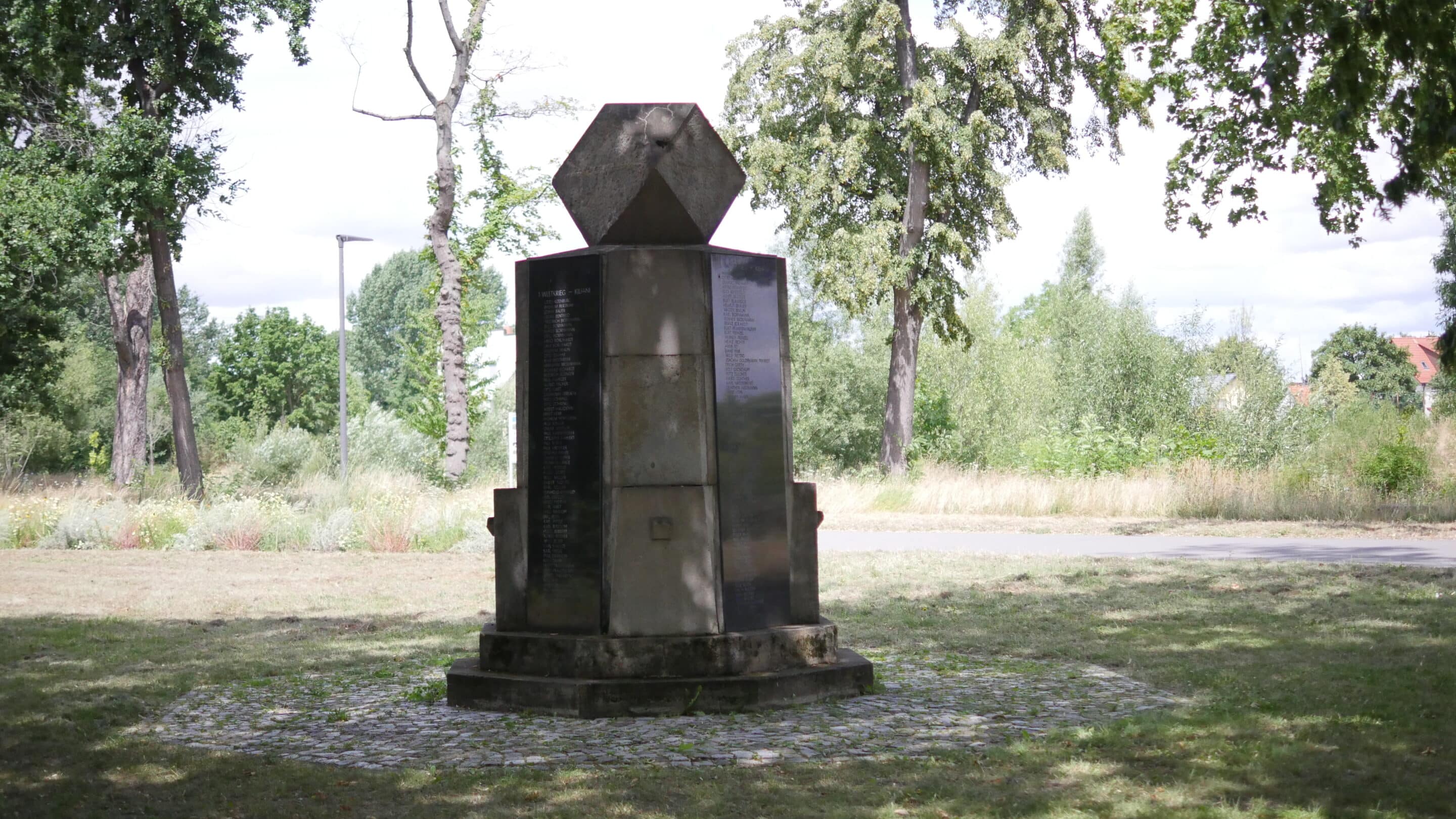 Kriegerdenkmal in Form eines Obelisken im Kilianipark Erfurt.