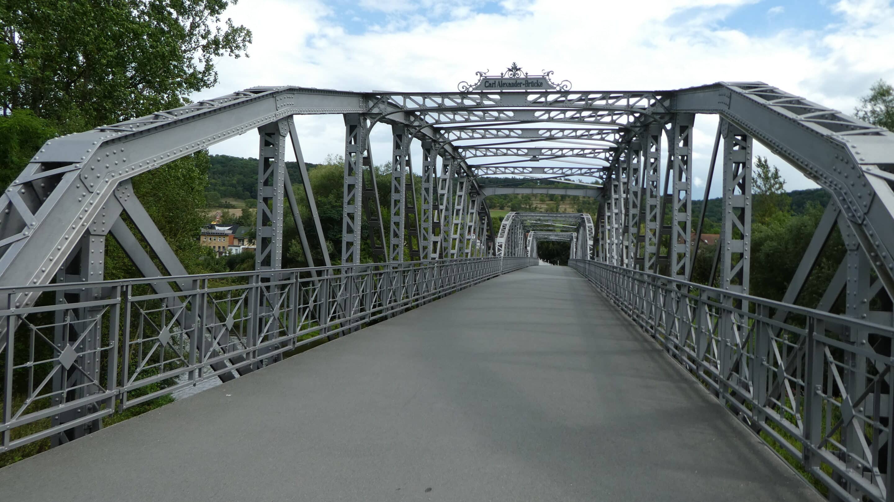 Die Carl Alexander Brücke führt in Dorndorf Steuben bei den Dornburger Schlössern über die Saale.