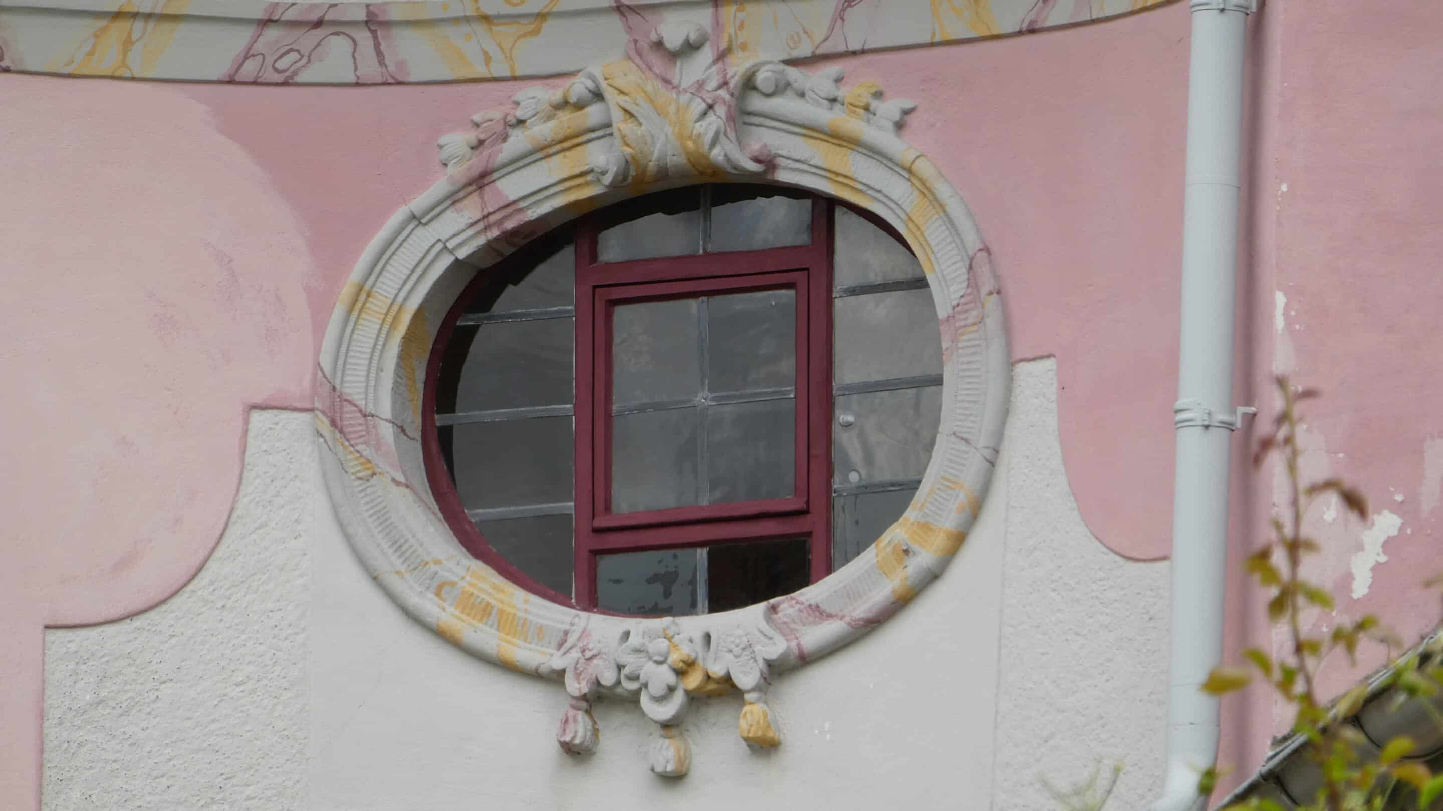 Ein Fenster am Rokoko-Schloß in Dornburg an der Saale in der Gemeinde Dornburg Camburg mit Bemalung.