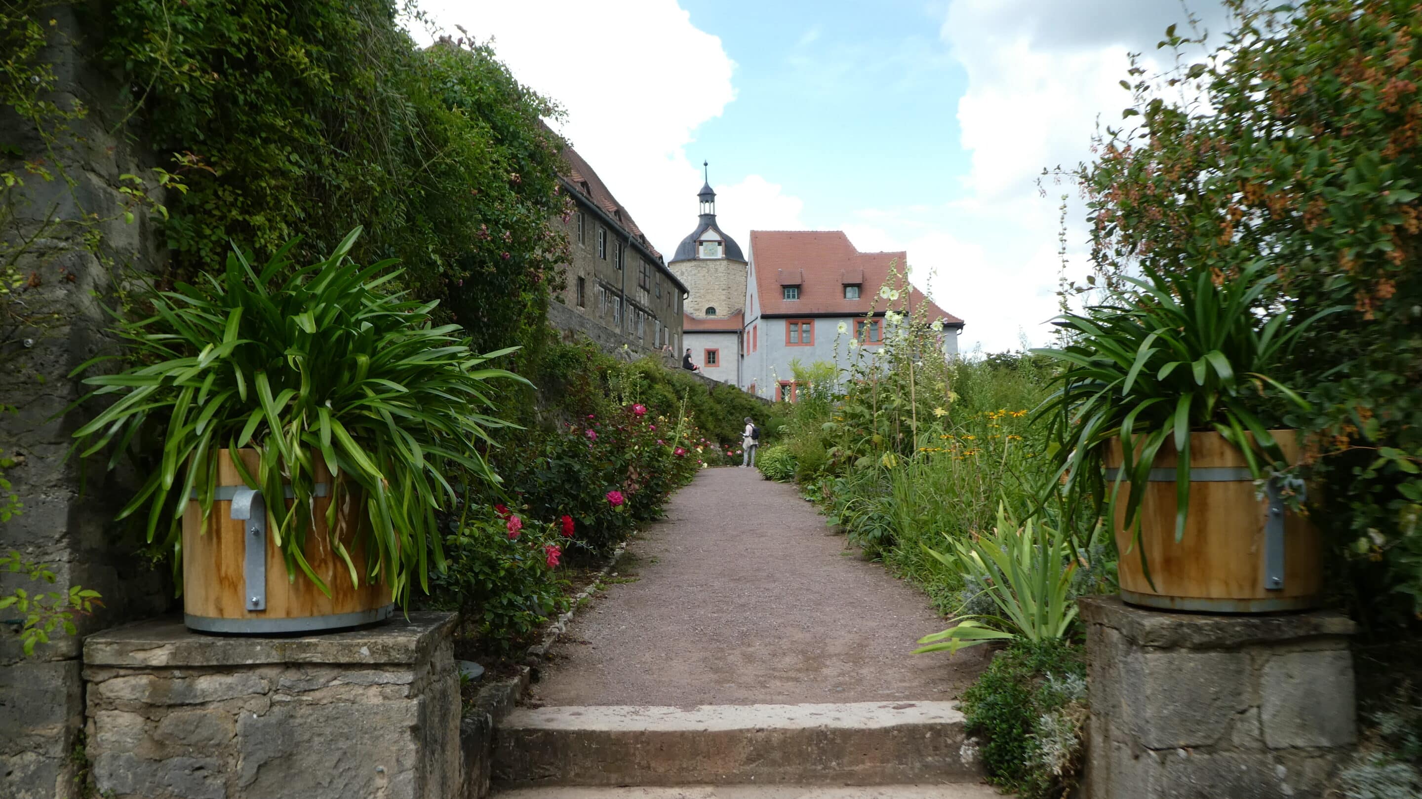 Weg vom Rokoko-Schloss zum Alten Schloss eines der drei Dornburger Schlösser.