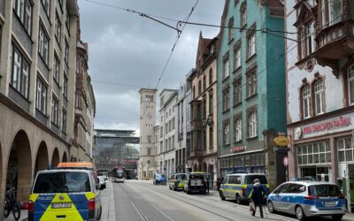 Frau mit Messer und Hammer in Hauseingang