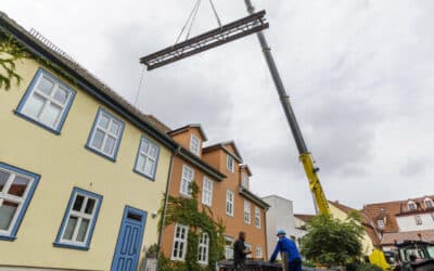 Bergstrombrücke schwebte in Einzelteilen über die Häuser