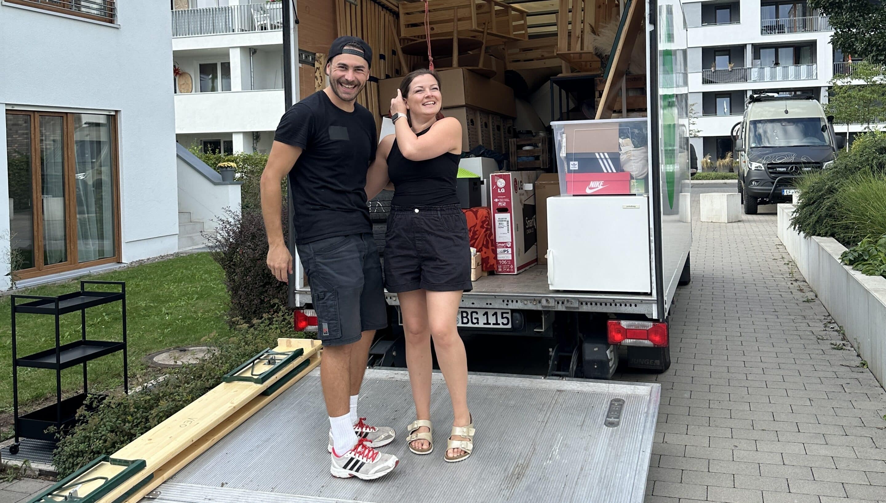 Andy und Katharina Gross beim Auszug aus ihrer Wohnung in Erfurt.