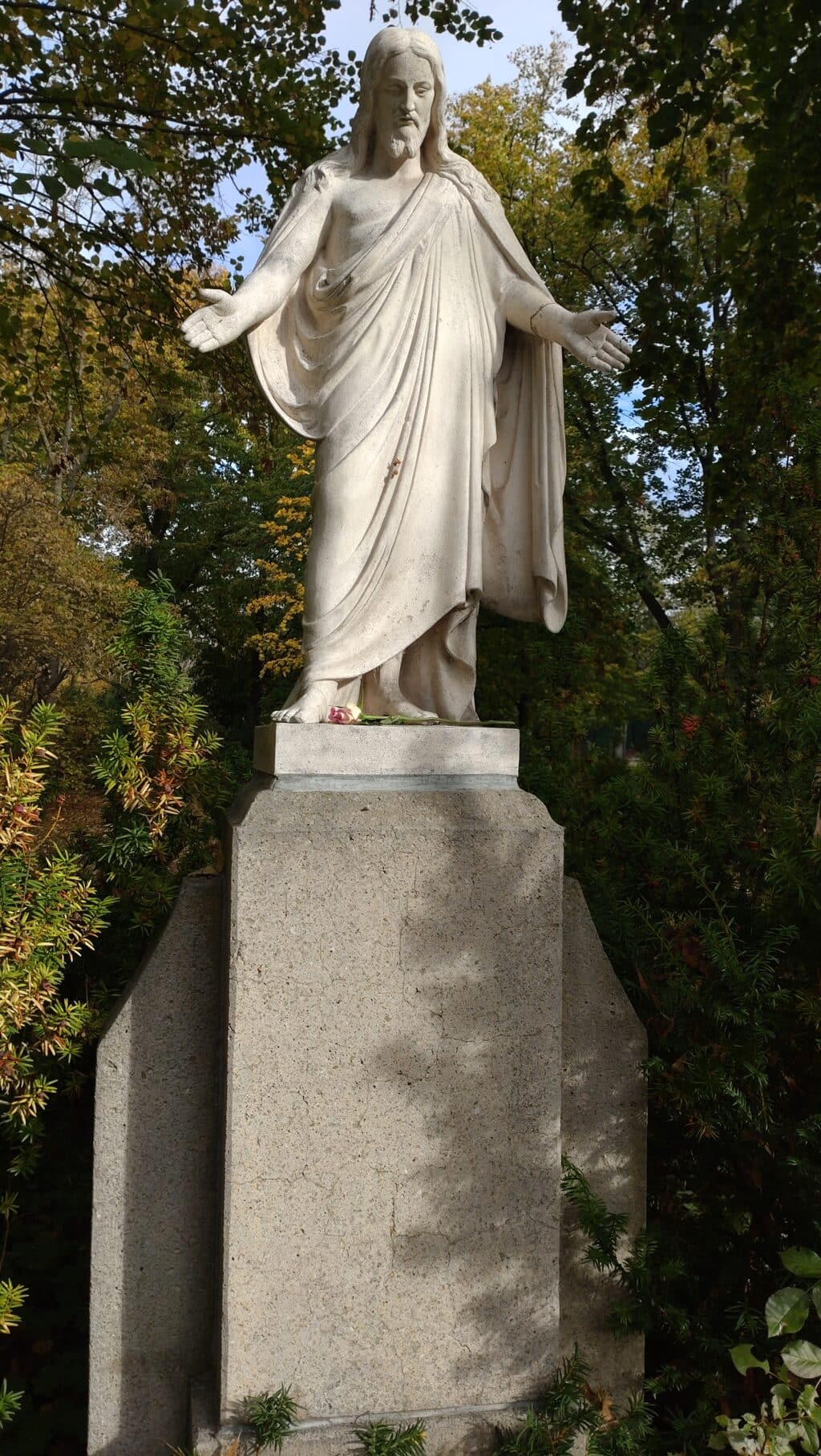 Jesus Statue begruesst Besucher des Friedhofs Gispersleben_erfurt