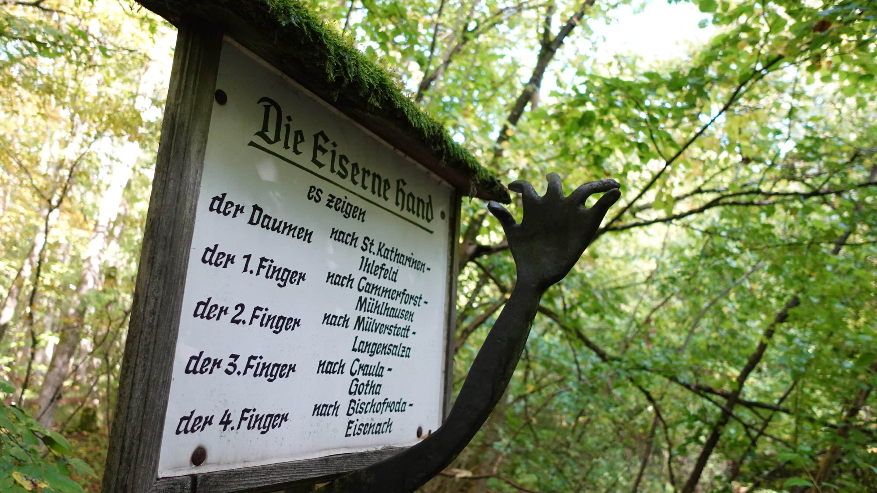 Mittelalterlicher Wegweiser Eiserne Hand im Nationalpark Hainich.