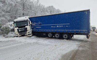 API-TH: Sattelzug steht quer auf der Fahrbahn