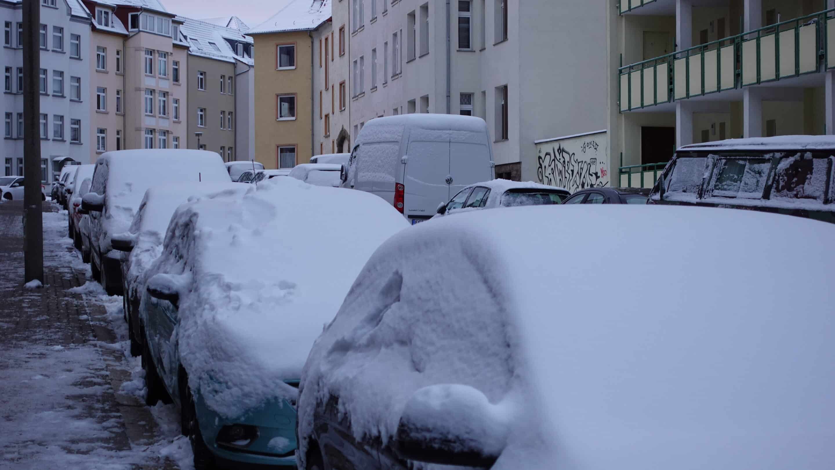 Zugeschneite Autos sorgen für viel Arbeit nach einer Schneenacht in Erfurt.