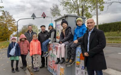 Bunter Messanhänger für einen sicheren Schulweg