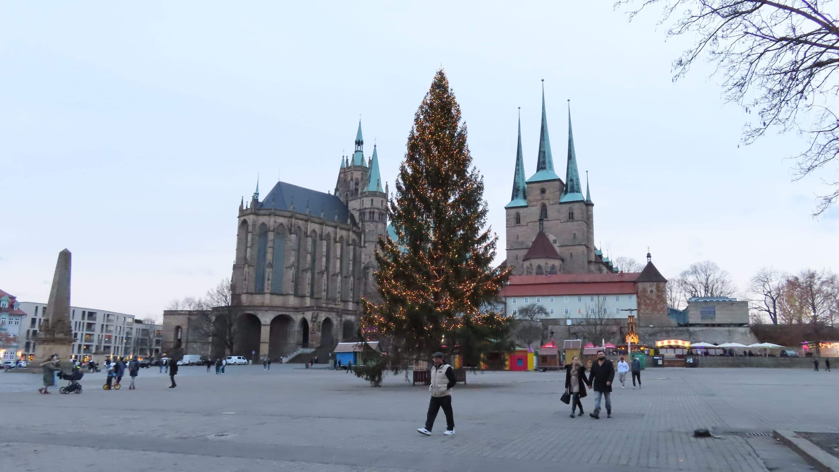 Auf dem Domplatz in Erfurt erinnert nur noch ein Weihnachtsbaum nach dem Weihnachtsmarkt an die Wochen davor.