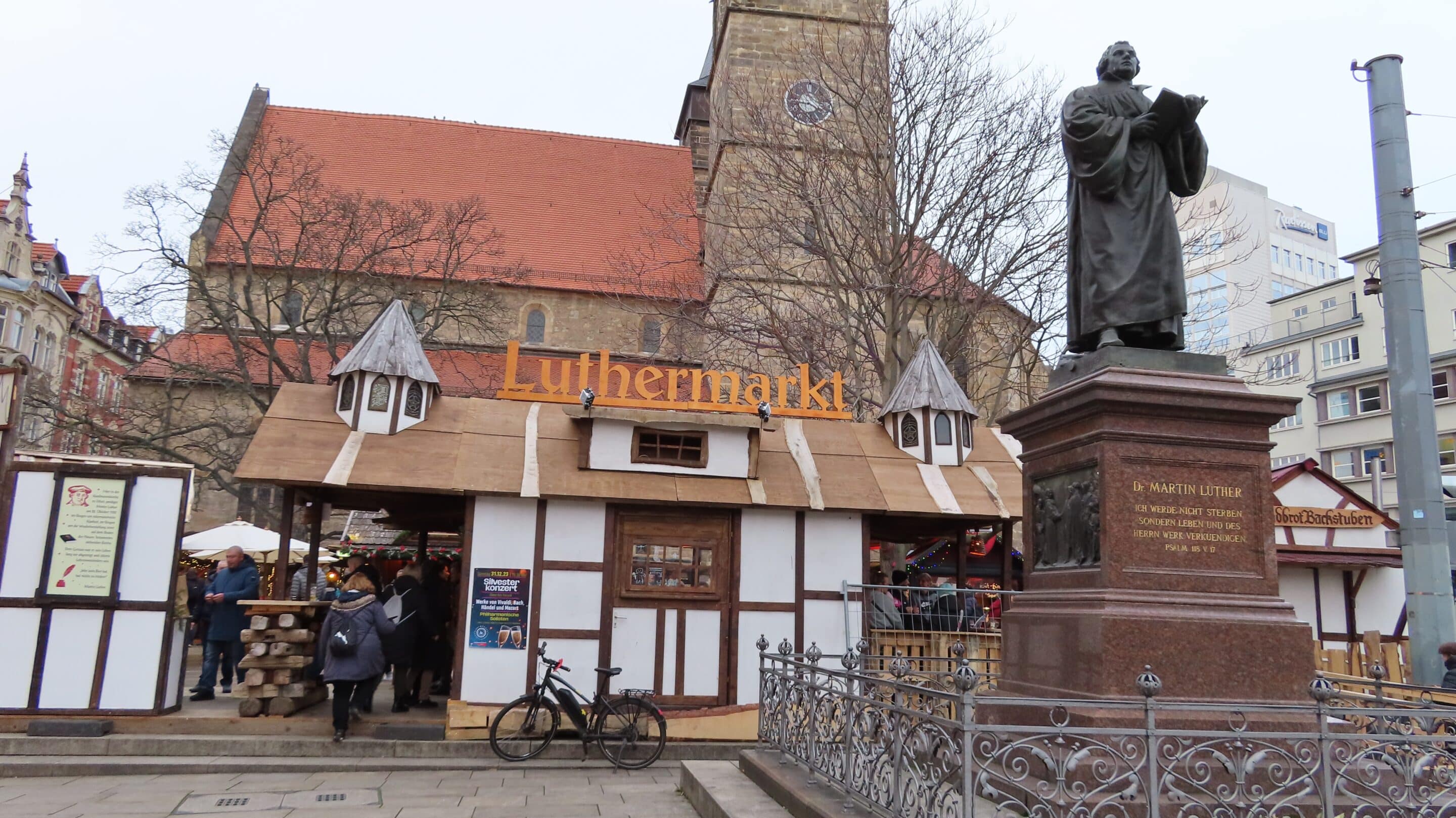 Der Luther Markt in Erfurt ist ein Weihnachtsmarkt am Lutherdenkmal.