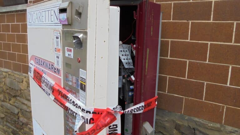 Zigarettenautomat aufgebrochen