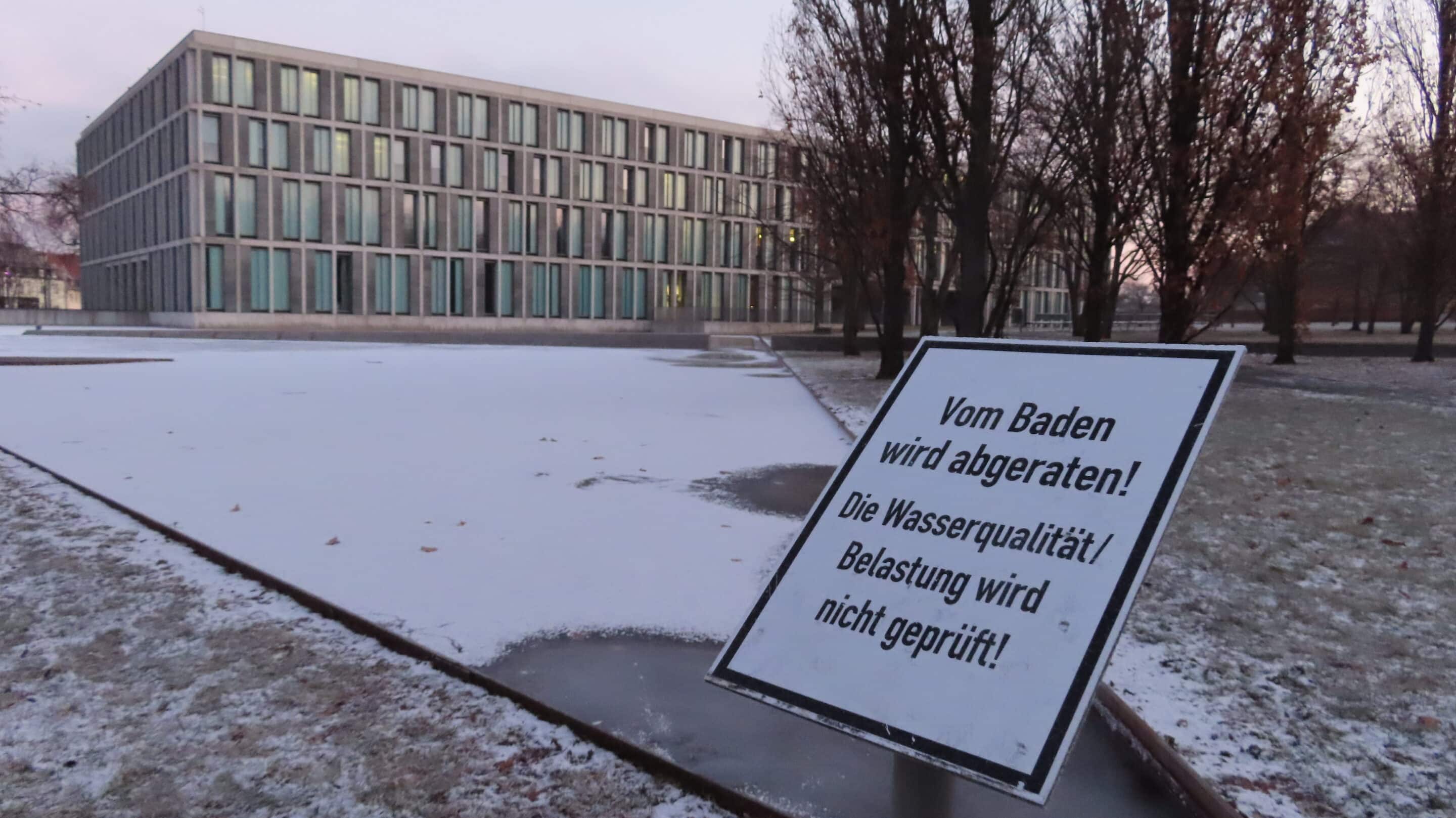 Bundesarbeitsgericht im Frost mit Schild am Teich scaled_erfurt