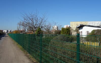 Frau in Gartenlaube