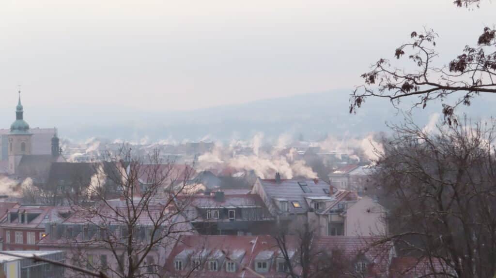 Wintermorgen Altstadt Erfurt mit dampfenden Schornsteinen_erfurt