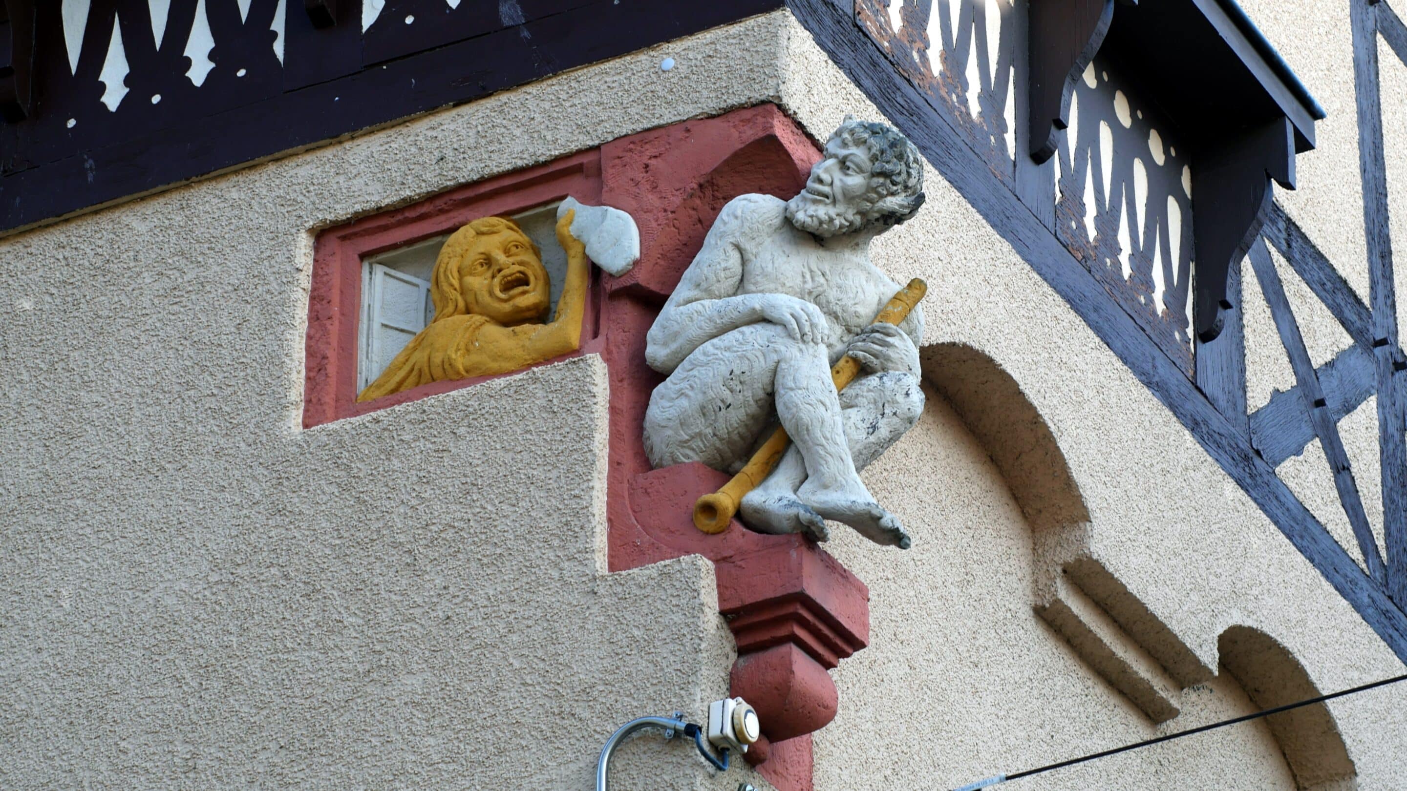 Figuren Relief an einem Haus auf der Langen Brücke in der Altstadt von Erfurt.