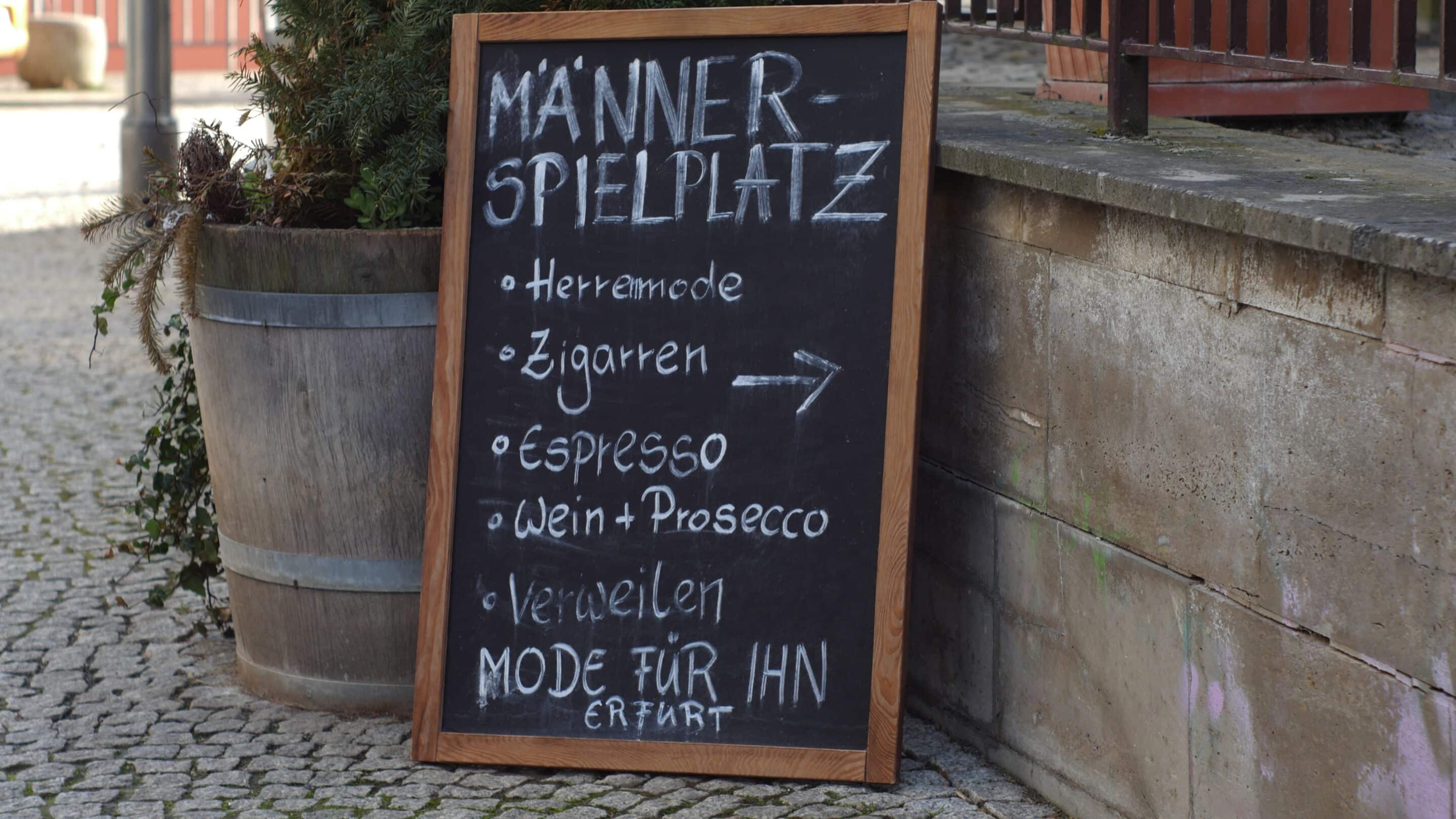 Ein Schild vor einem Geschäft auf der Langen Brücke in der Erfurt Altstadt weist auf einen Männerspielplatz hin.