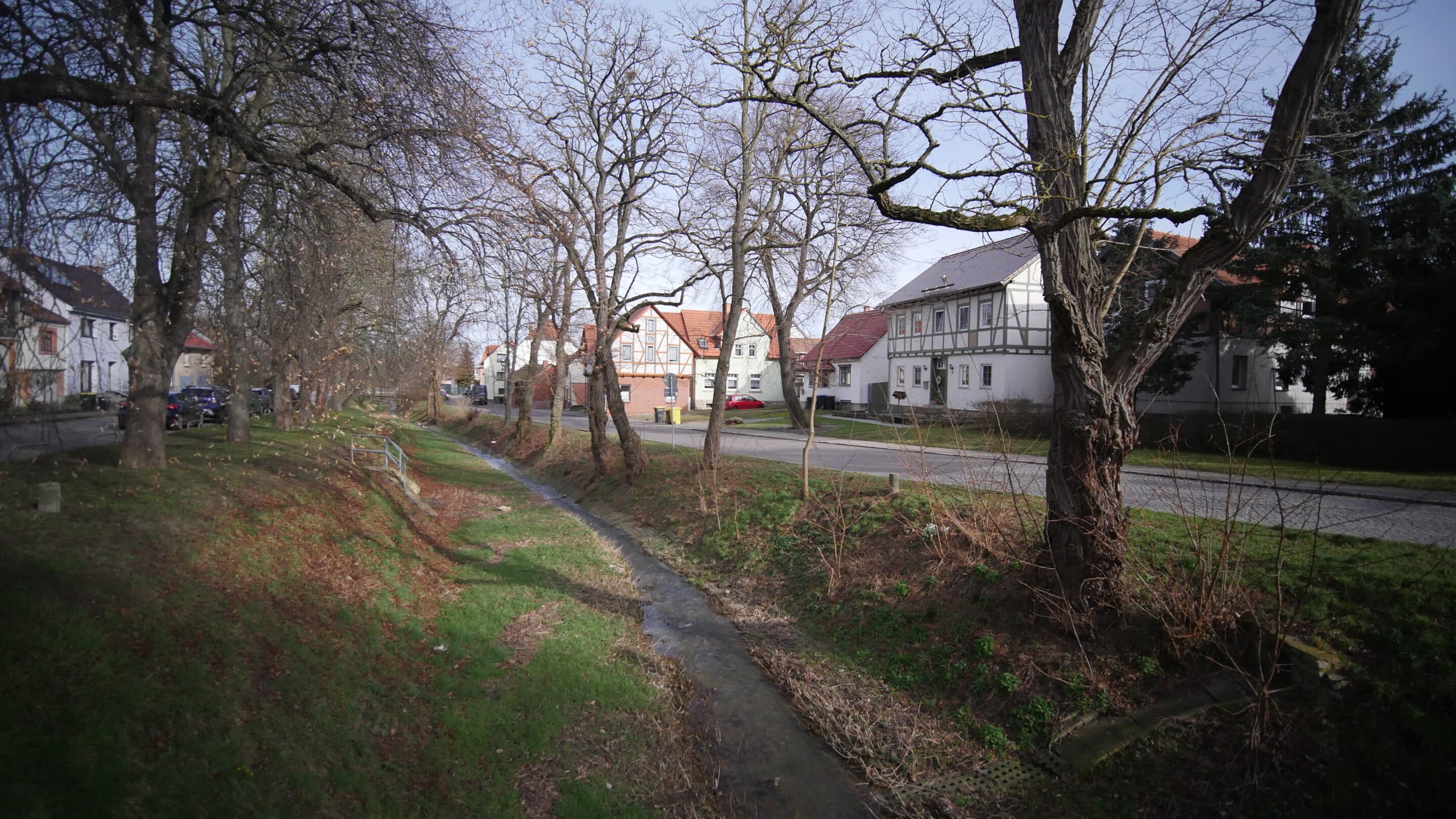 Durch Tiefthal einem Ortsteil von Erfurt fließt der Weißbach.