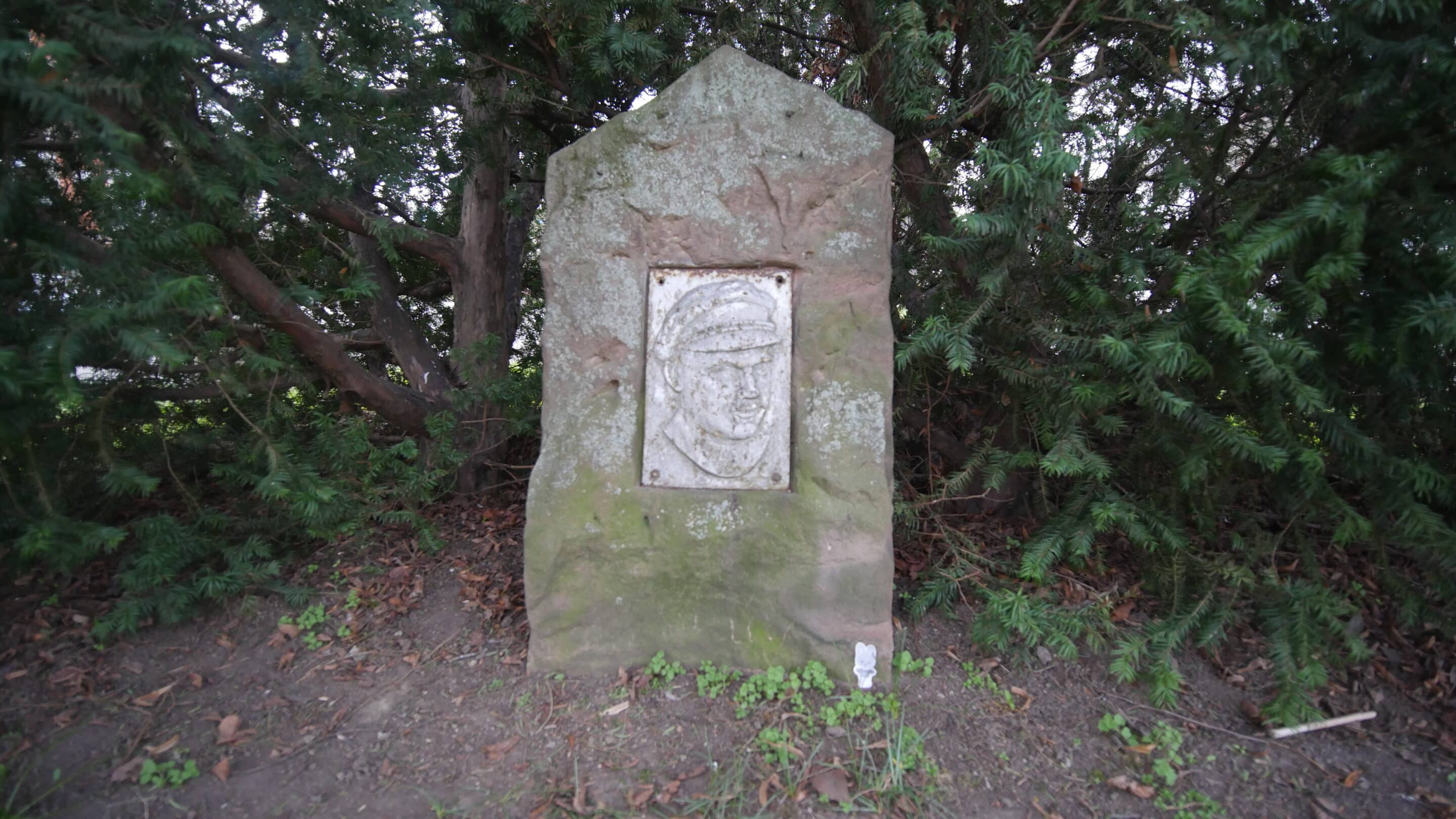Denkmal für Ernst Thälmann am Edmund Schaefer Platz  in Linderbach einem Ortsteil von Erfurt.