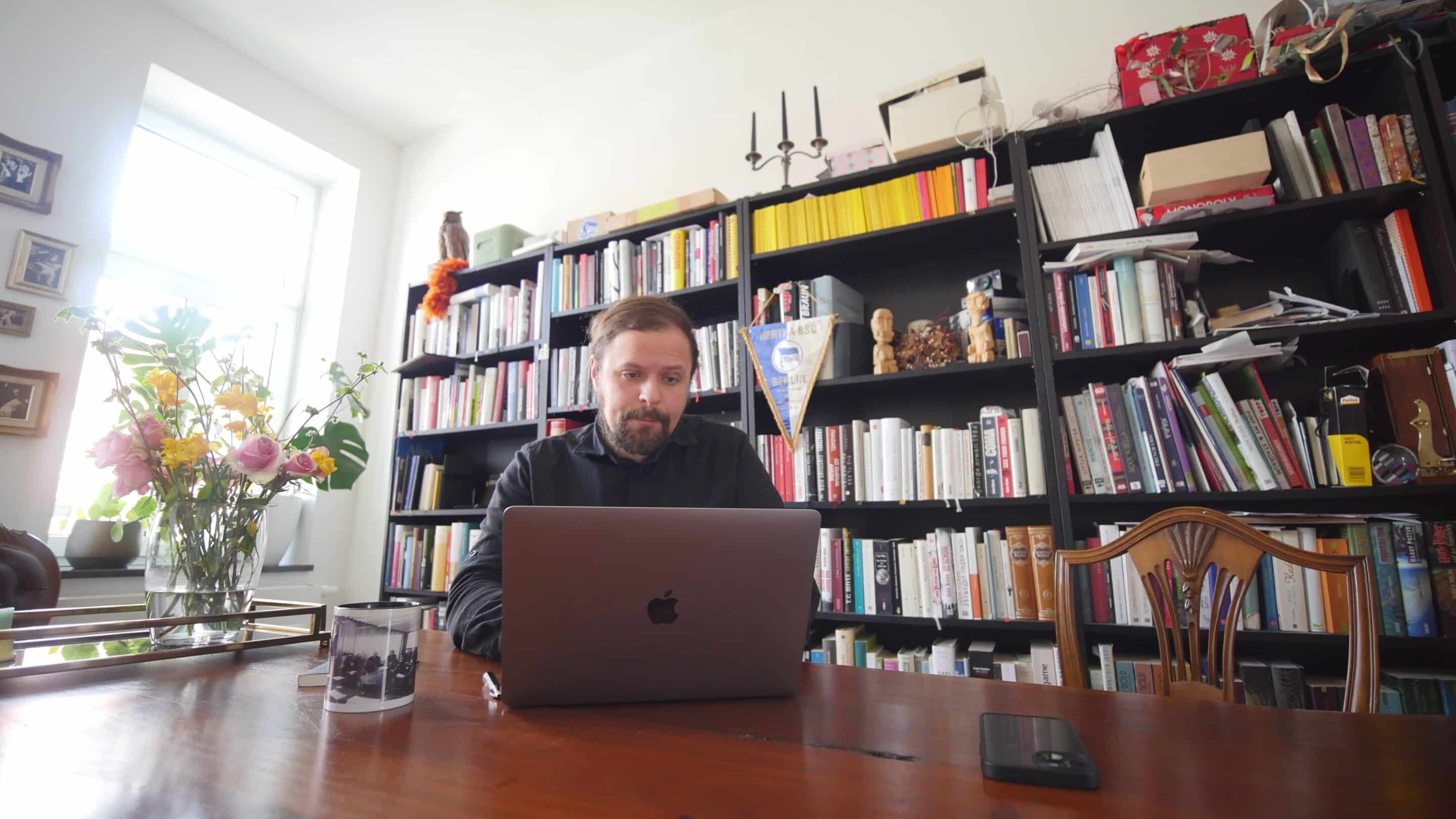 Frederic Schulz Trauerredener in Erfurt bem Schreiben in seinem Arbeitszimmer.