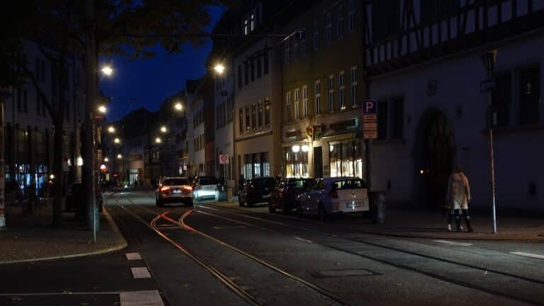 BMW kommt von Fahrbahn ab und beschädigt Verkehrseinrichtungen