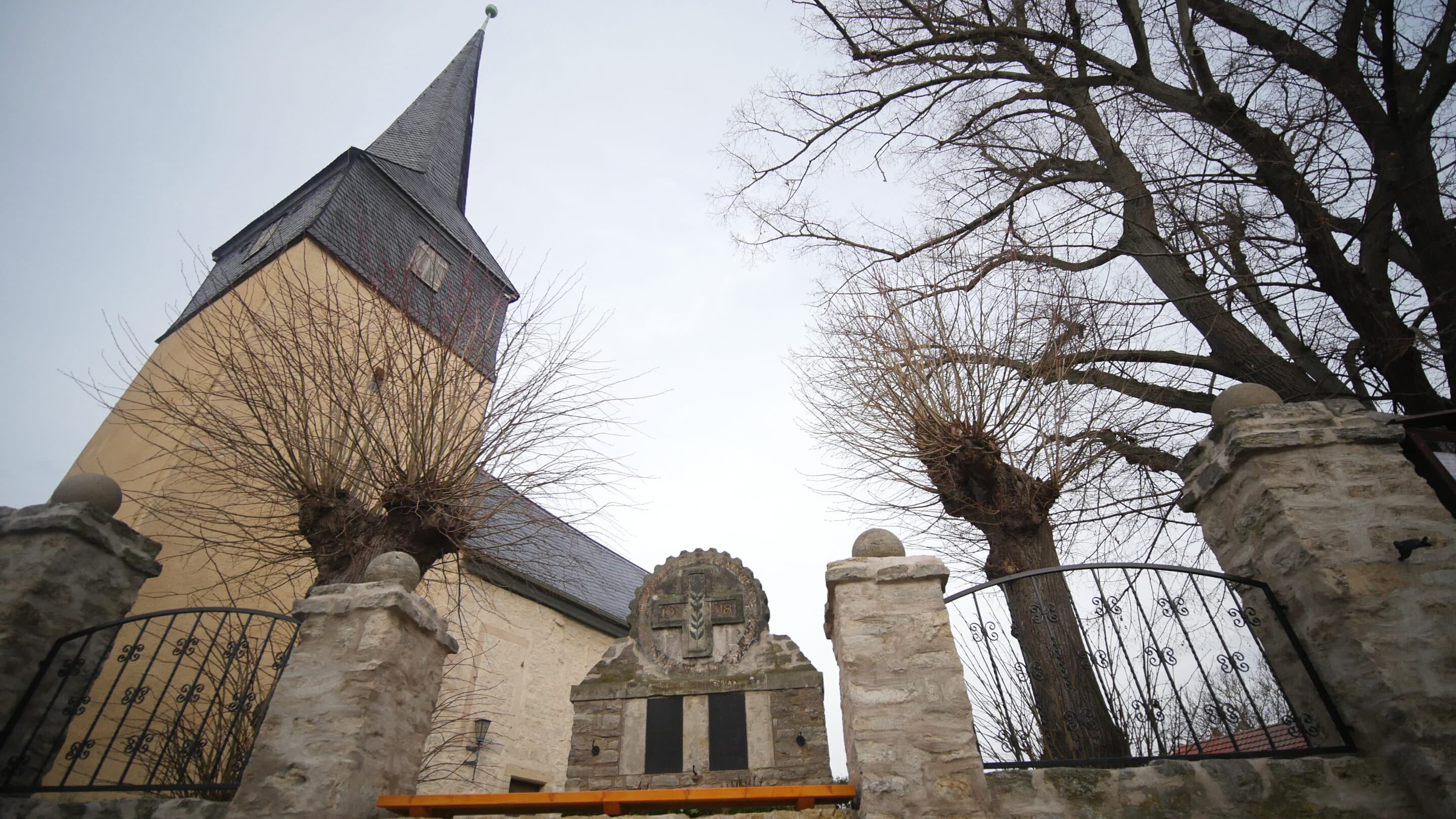 Kirche Unser lieben Frauen in LInderbach Erfurt mit Kriegerdenkmal.