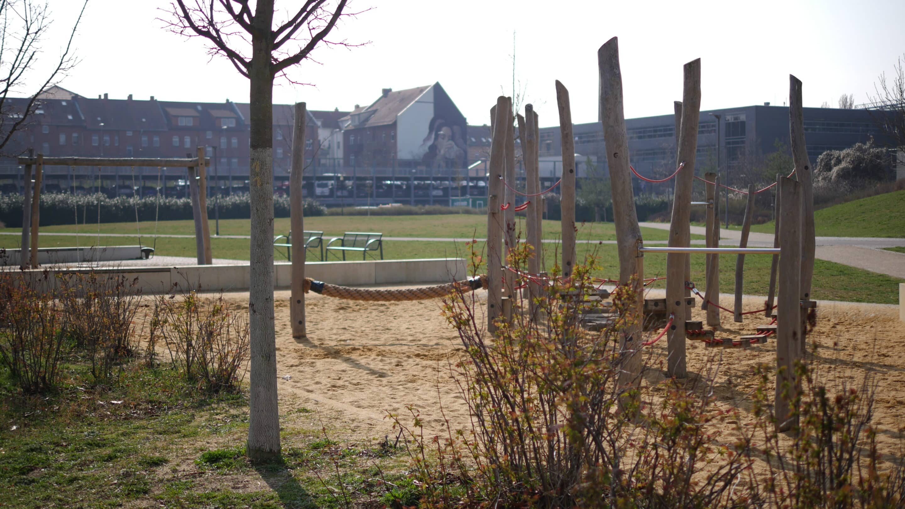 Spielplatz im Stadtteilpark Johannesfeld Erfurt mit Klettergerüst und Schaukel.