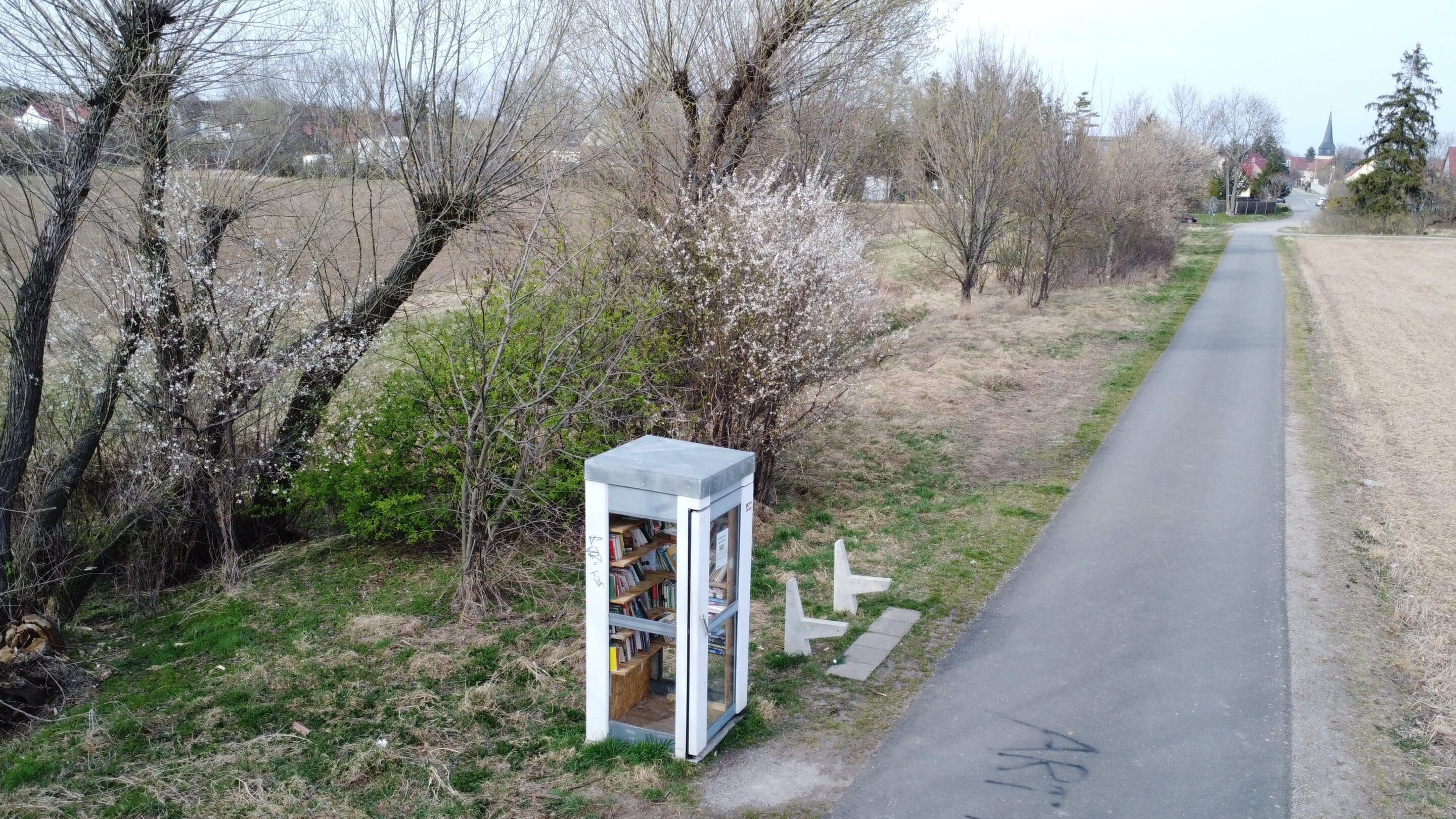 Eine alte Telefonzelle steht als Bibliothek zum Büchertausch auf einem Feld bei Linderbach einem Ortsteil von Erfurt in Thüringen.
