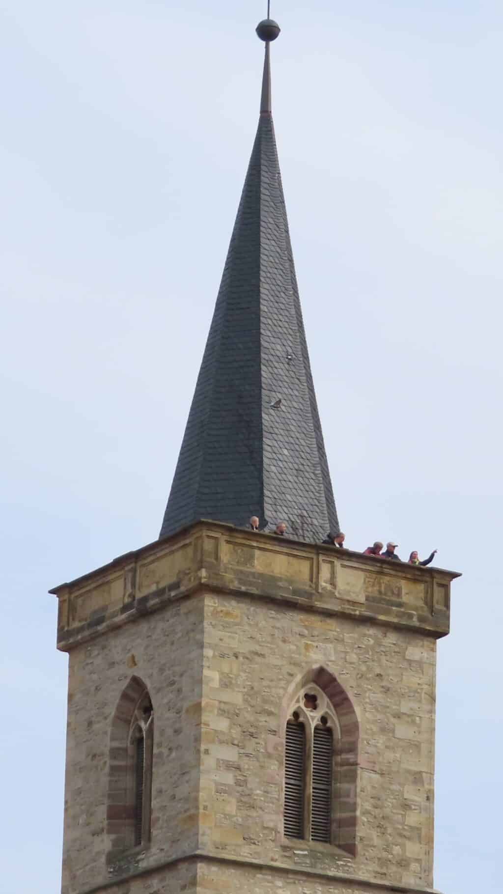 Turm der Aegidienkirche Erfurt mit Besuchern_erfurt