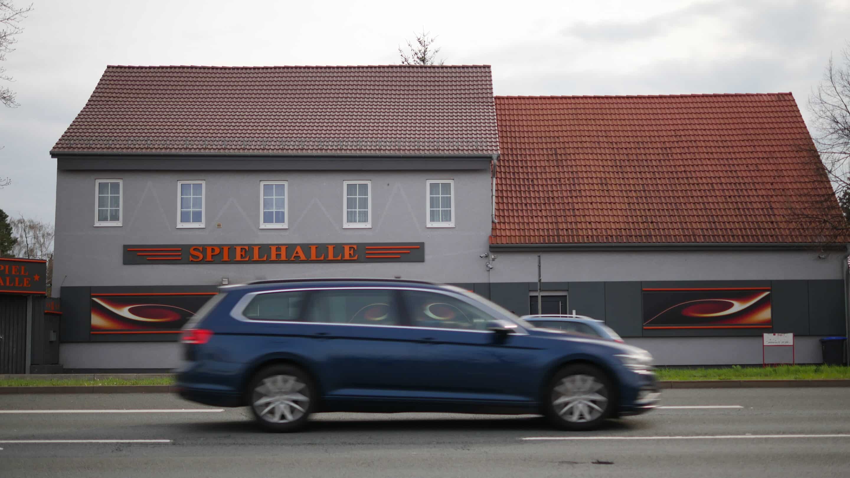 Weimarische Straße in Erfurt Linderbach mit Spielhalle und Auto.