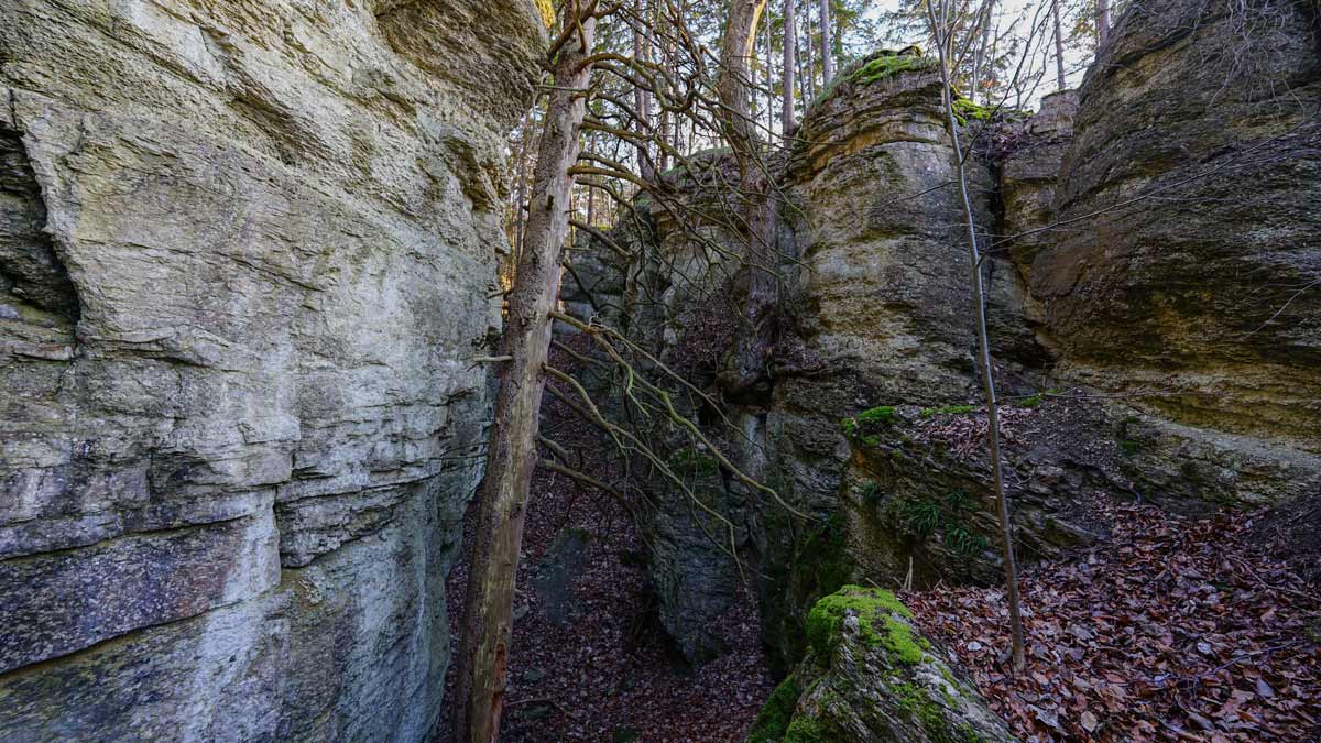 An den Kammerlöchern kann man zwischen eng stehende Felsen hindurchlaufen