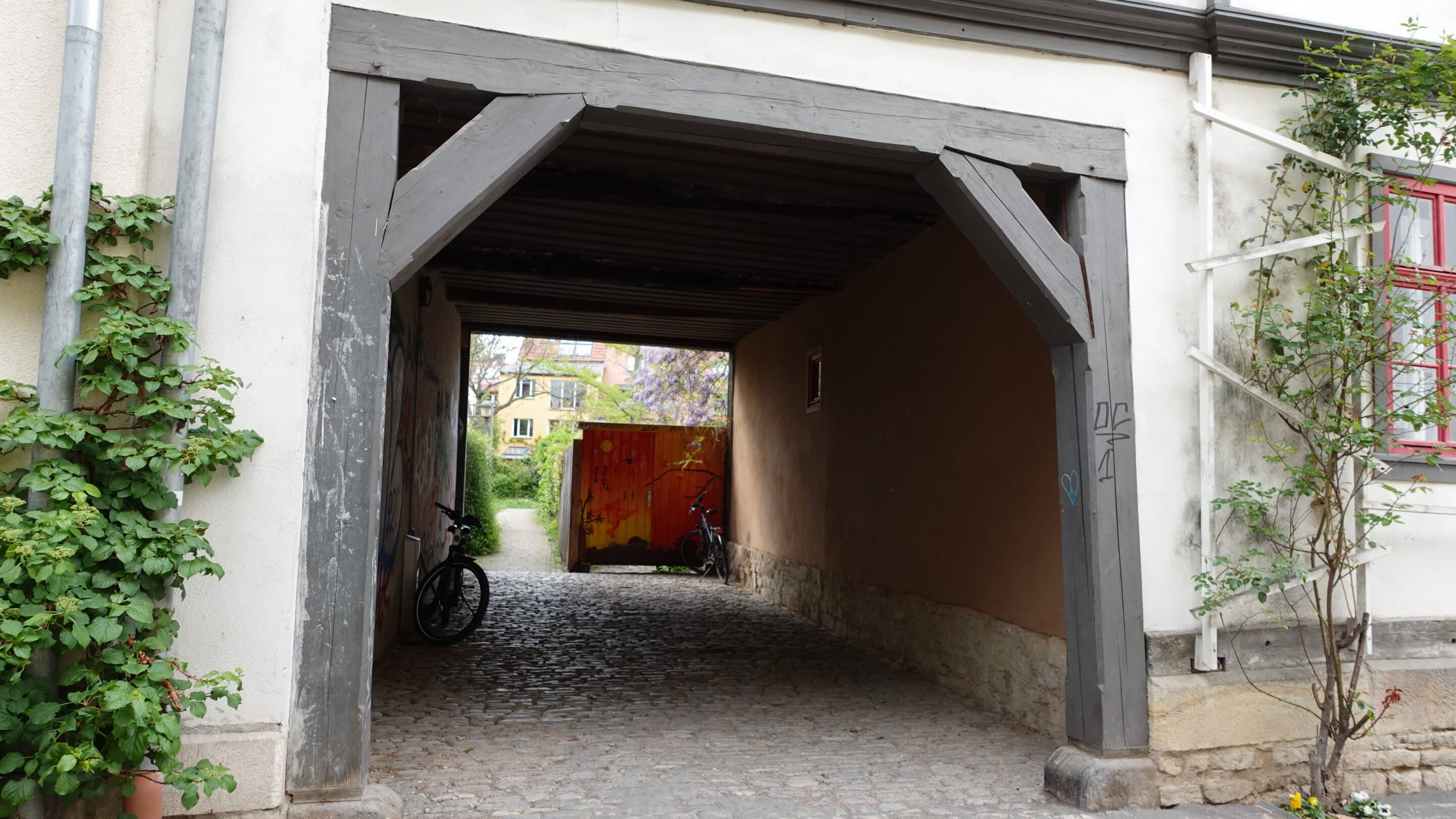 Eine Gasse im Andreasviertel Erfurt führt in der historischen Altstadt ins Ungewisse.