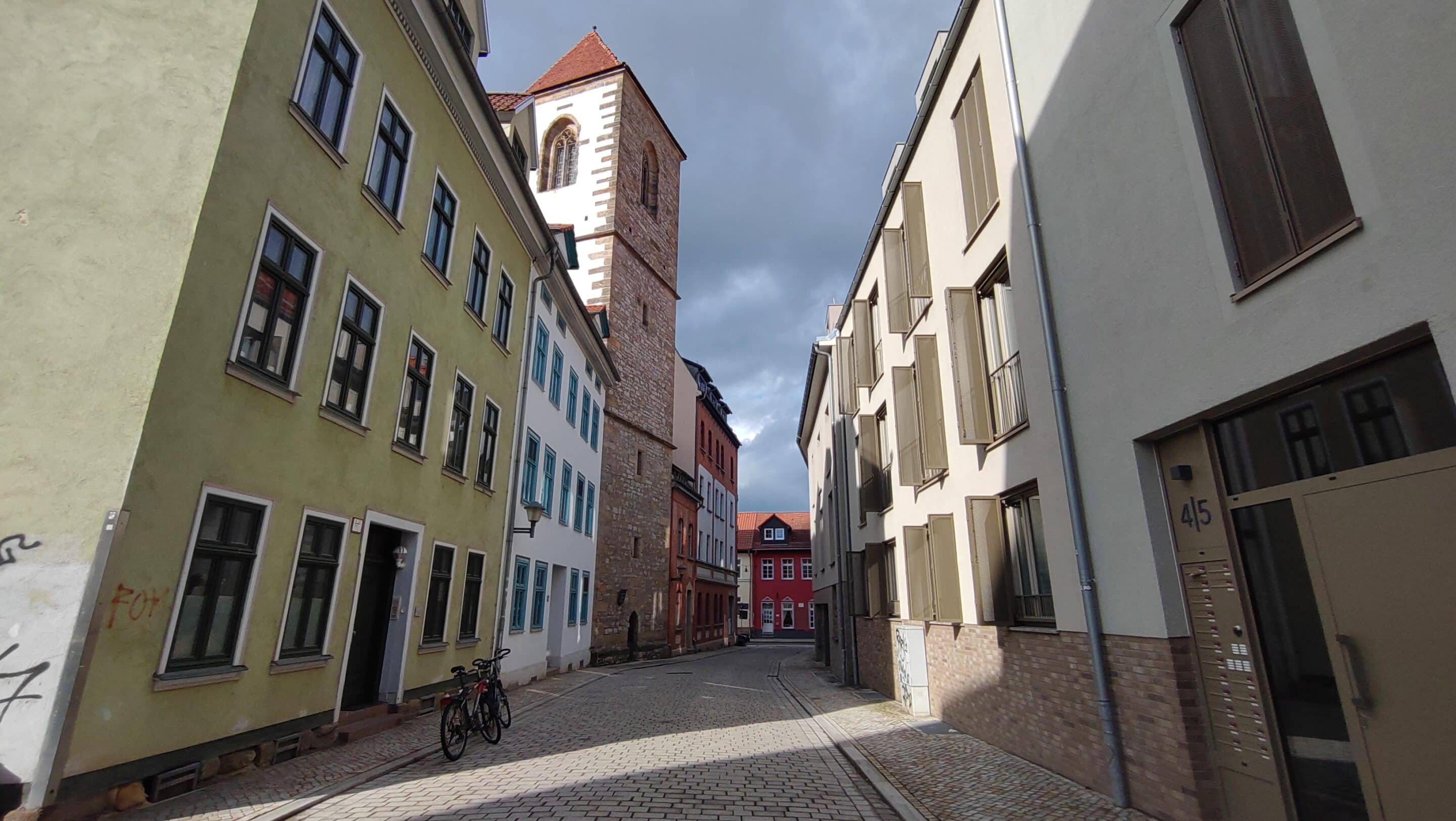 Der Georgskirchturm mit neuer Bebauung im Andreasviertel Erfurt ist Teil der Altstadt der Landeshauptstadt.