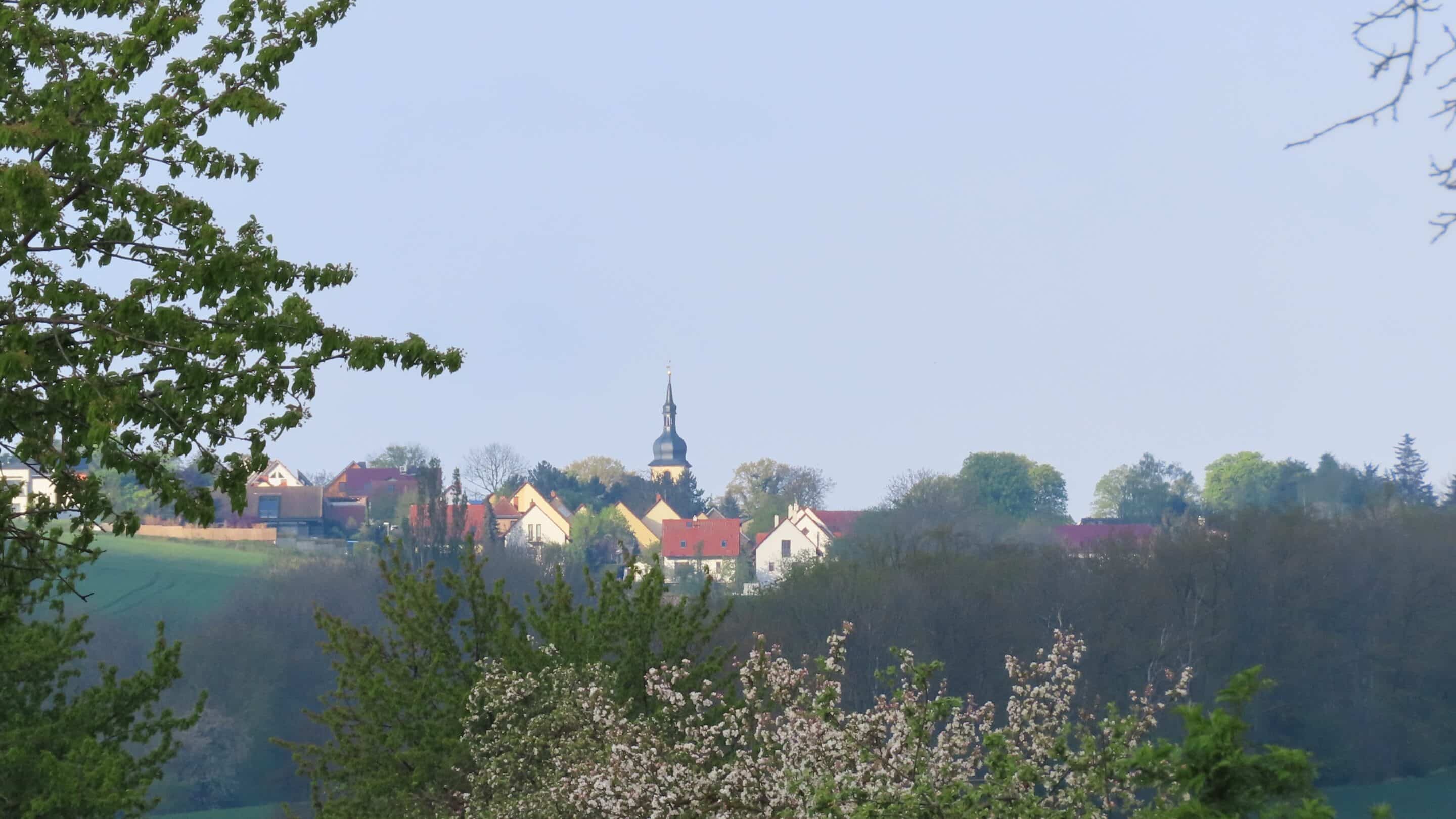 Salomonsborn Ortsteil der Landeshauptstadt von Thüringen Erfurt in der Morgensonne.