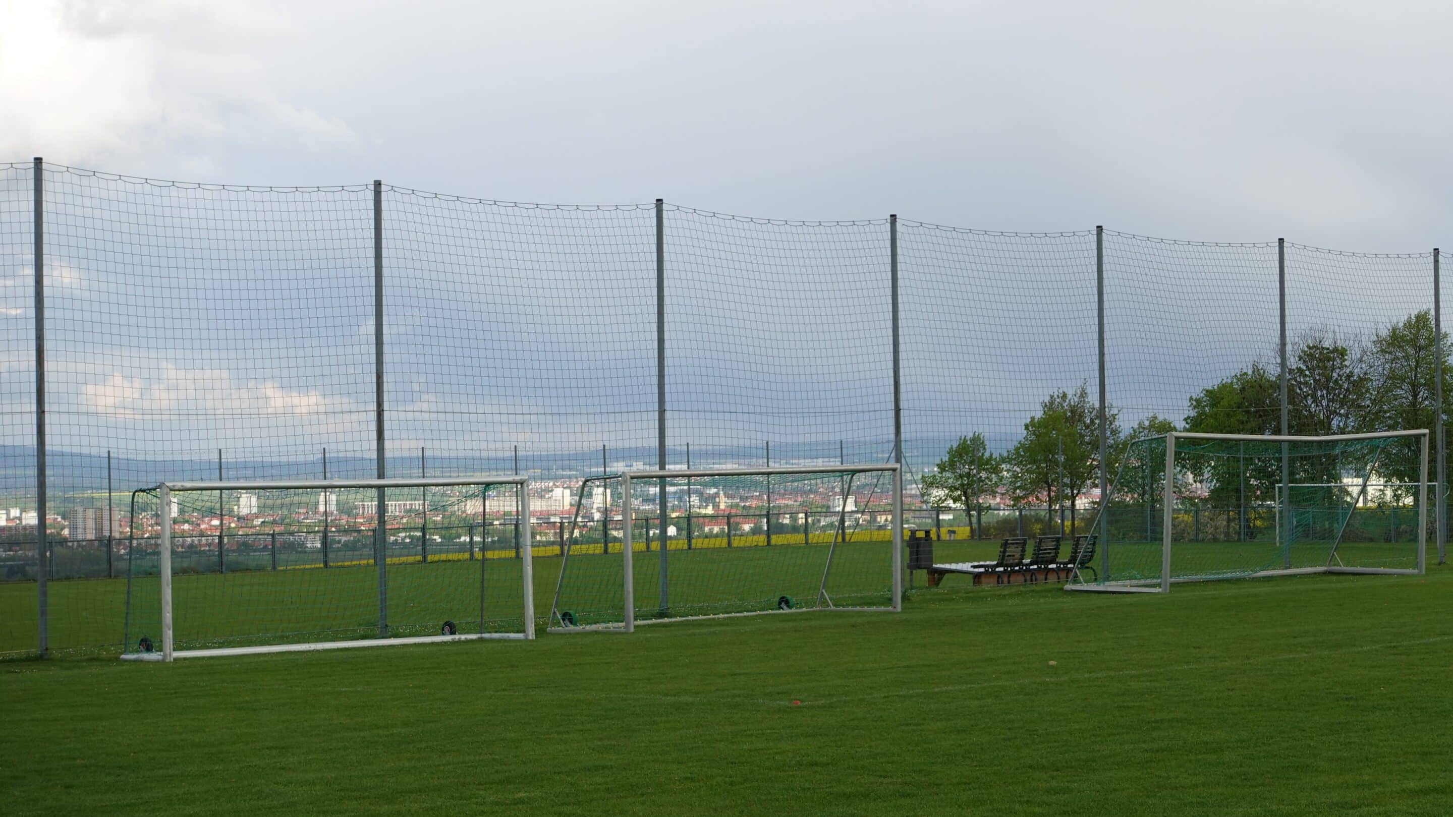 Der Sportplatz mit Fussballtoren von Salomonsborn in Thüringen einem Ortsteil von Erfurt.
