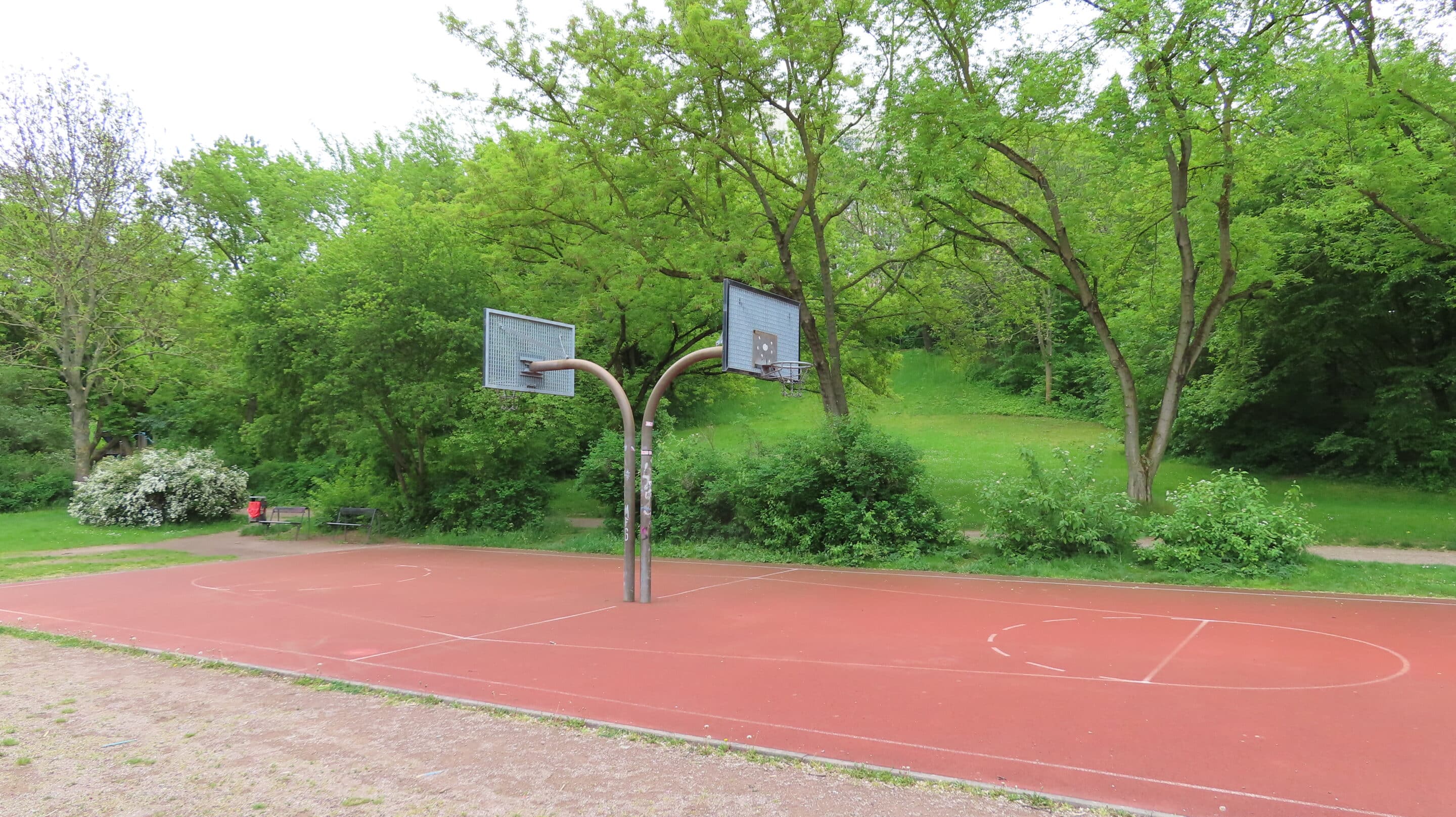 Der Basketballplatz mit zwei gegenüberliegenden Feldern im Kleinen Park Am Wiesenhügel in Erfurt.