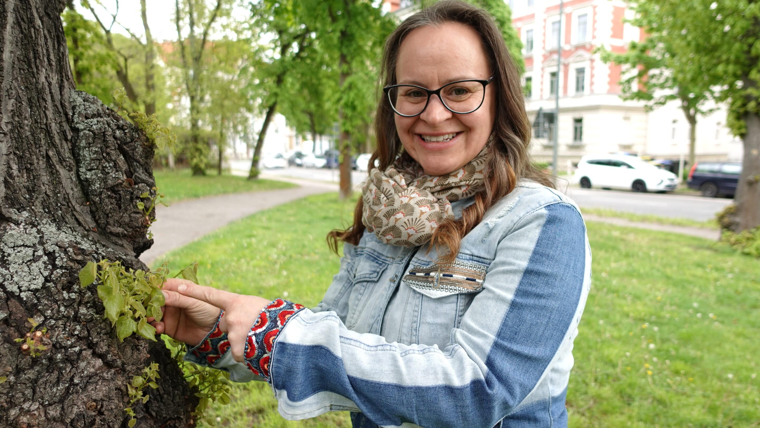 Christine Rauch von Wildrausch in Erfurt zeigt essbare Lindenblätter.