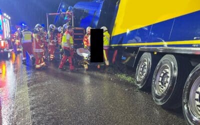 API-TH: Lkw kippt in den Straßengraben