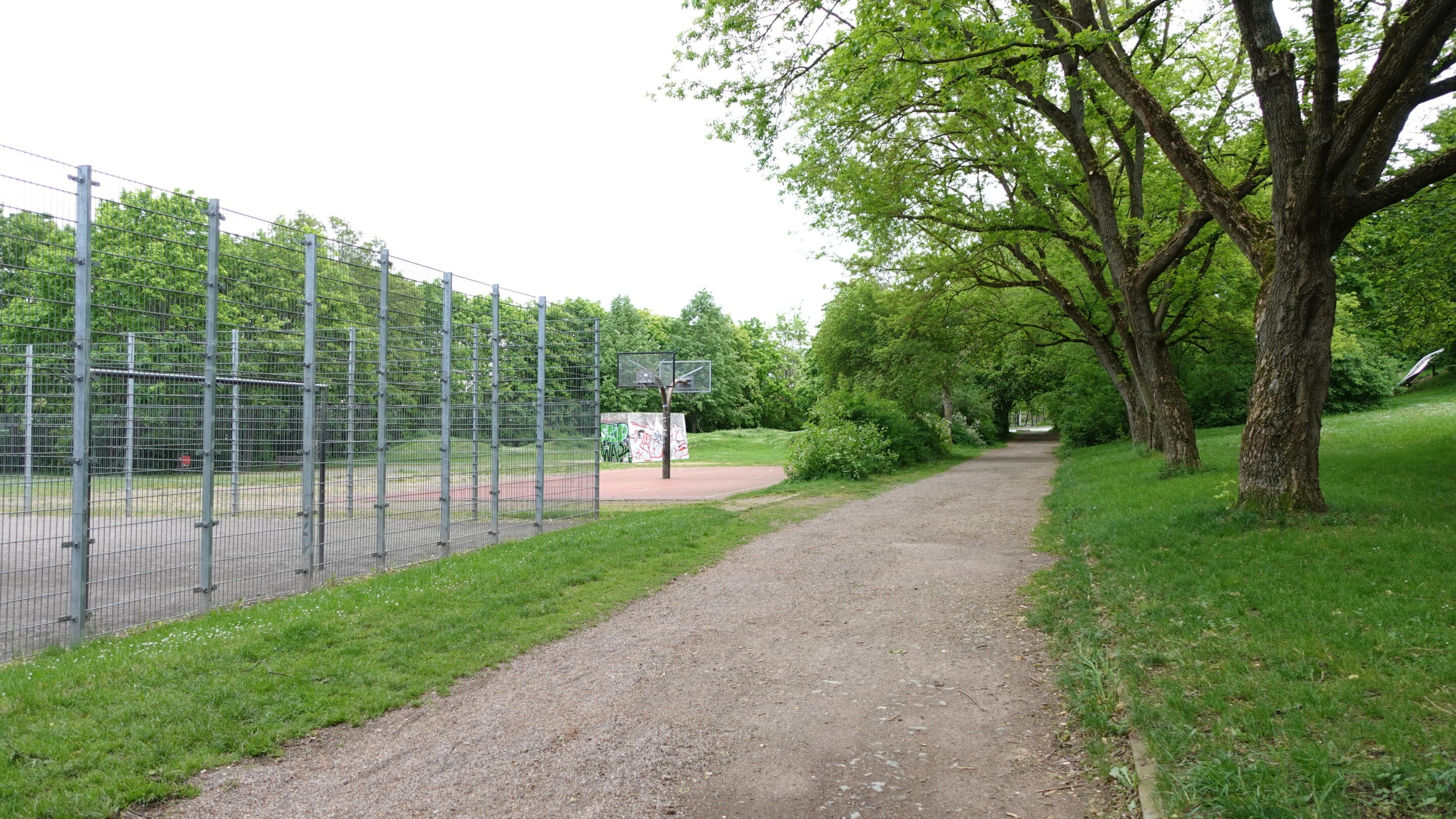 Die Sportplätze im Park am Wiesenhügel in Erfurt Süd Ost bestehen aus einem Bolzplatz, Basketballplatz, Kletterwürfel und Fahrradstrecke.