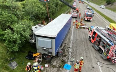 API-TH: Lkw fährt ungebremst auf Schilderwagen auf