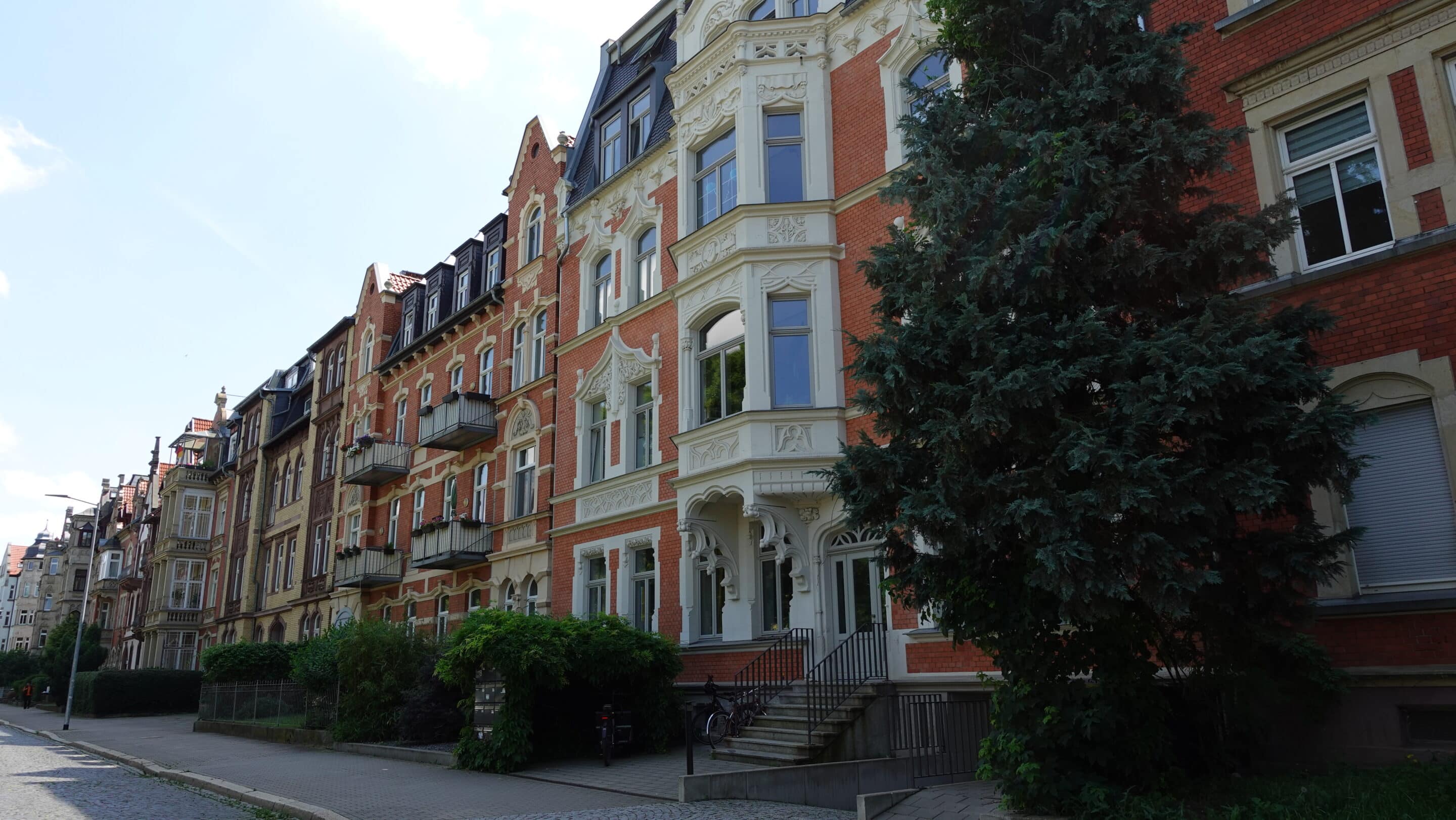 Die Maximilian Welsch Straße in der Brühlervorstadt Erfurt mit sanierten Fabrikgebäden und der Zentralheize.