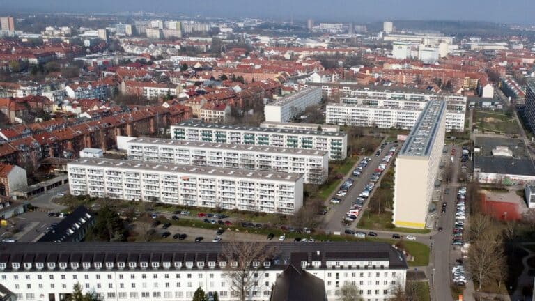Unbekannte setzen Sperrmüll in Brand